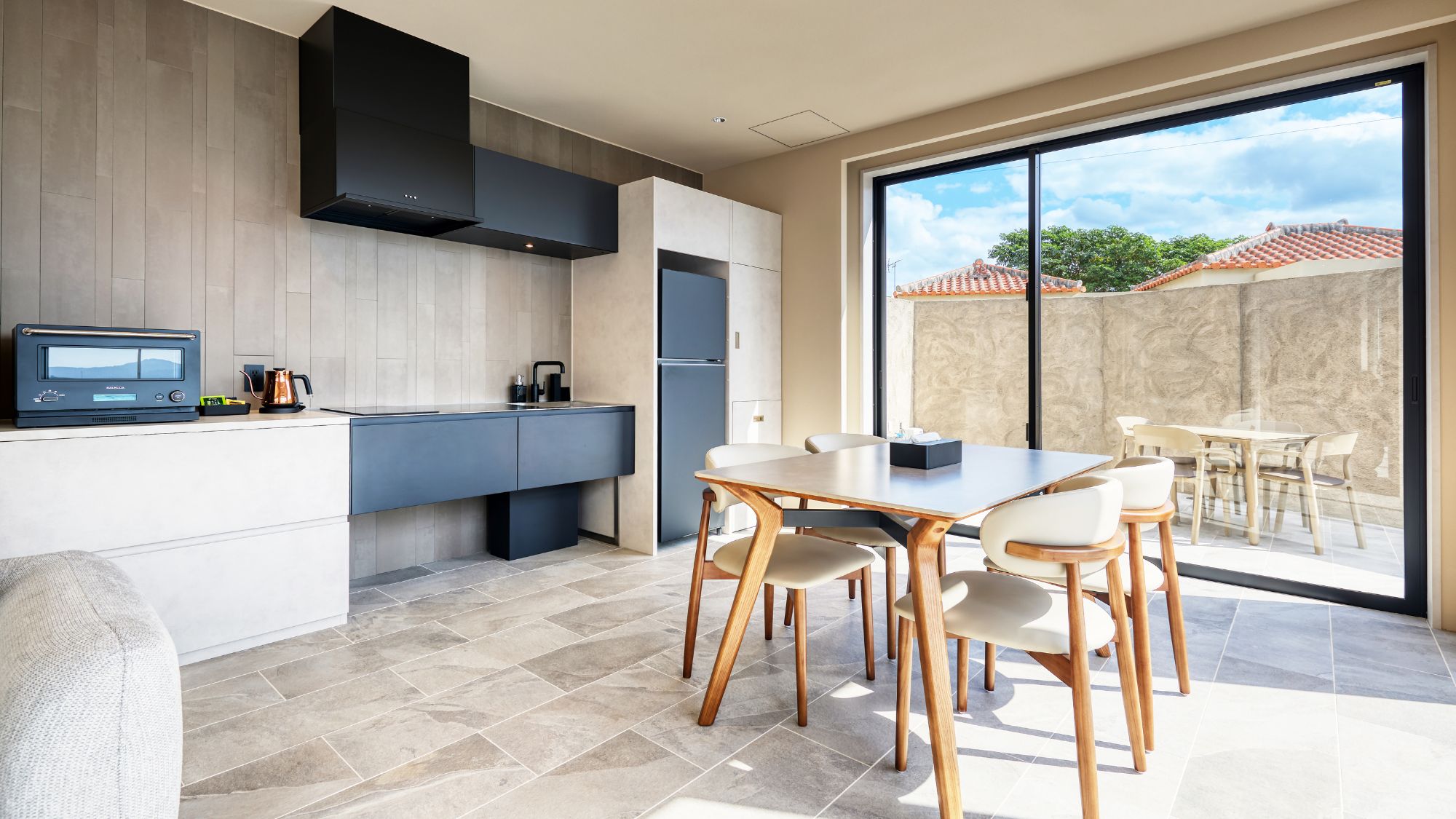 本格キッチンと広々ダイニング。地元の食材を囲み、家族や仲間と特別な夕食を。