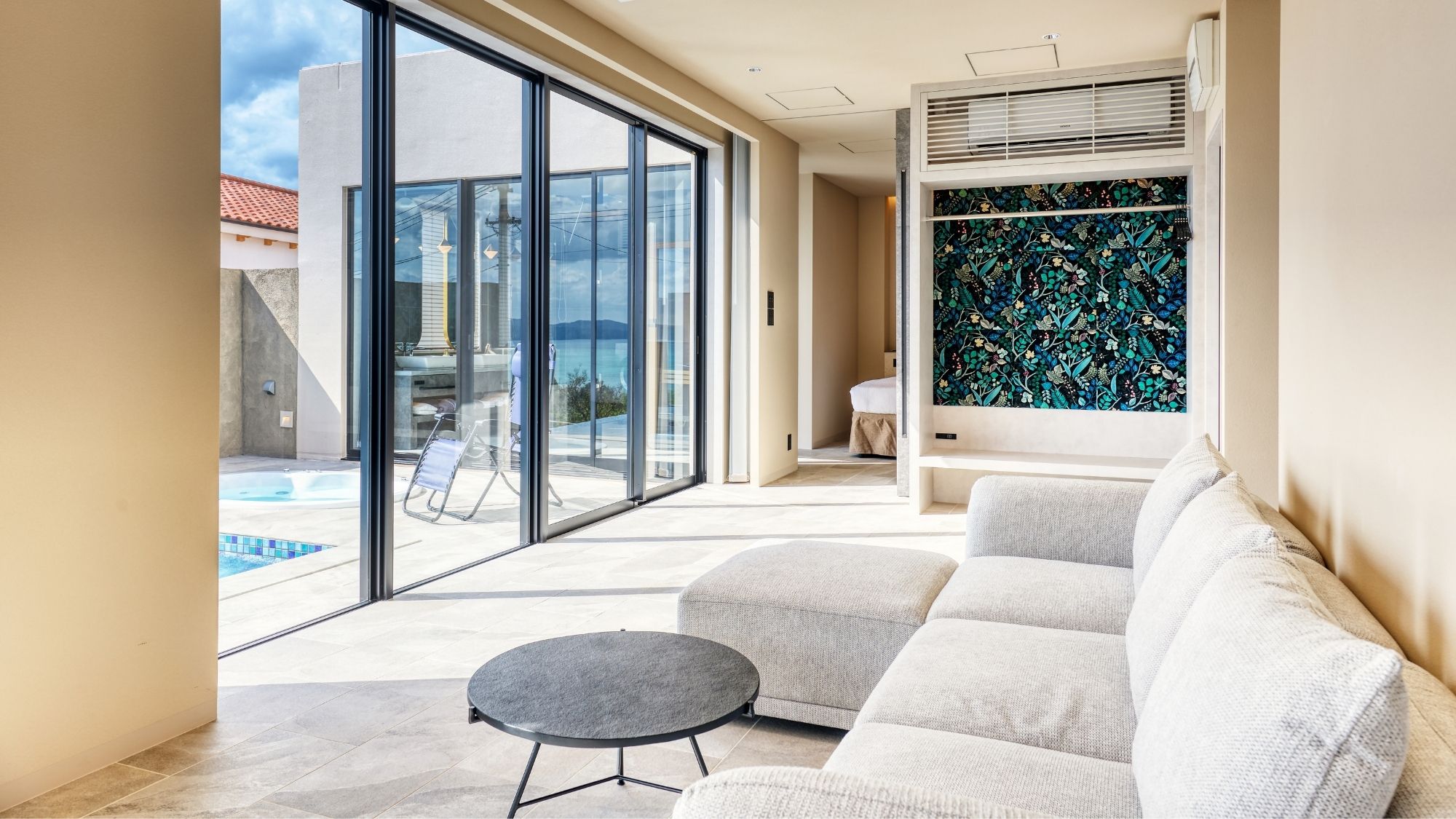 窓一面に広がるオーシャンビュー。光と風が溶け込む、計算し尽くされた開放感。