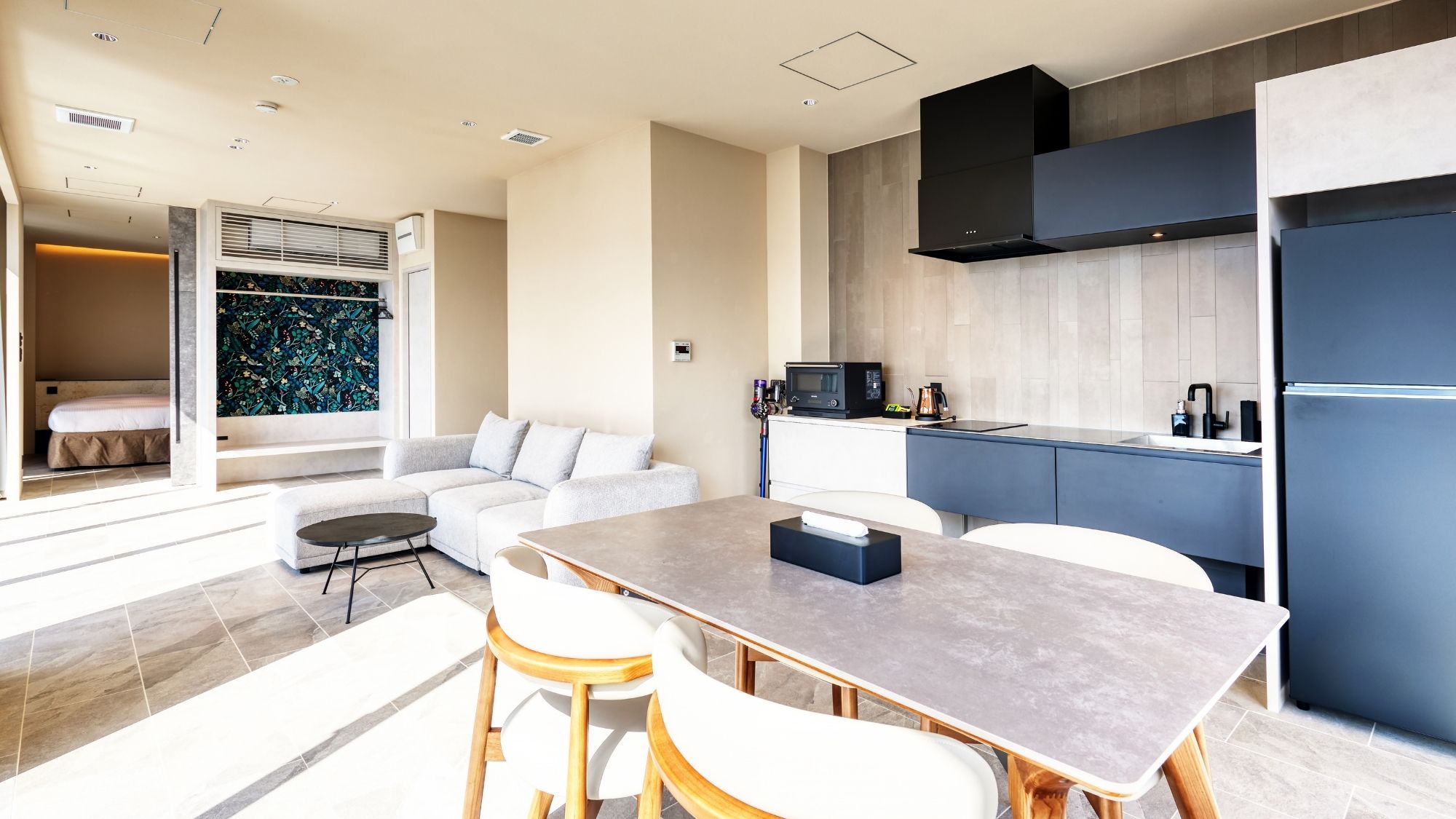 キッチン完備の開放的なリビング。まるで暮らすように滞在する、上質な島時間。