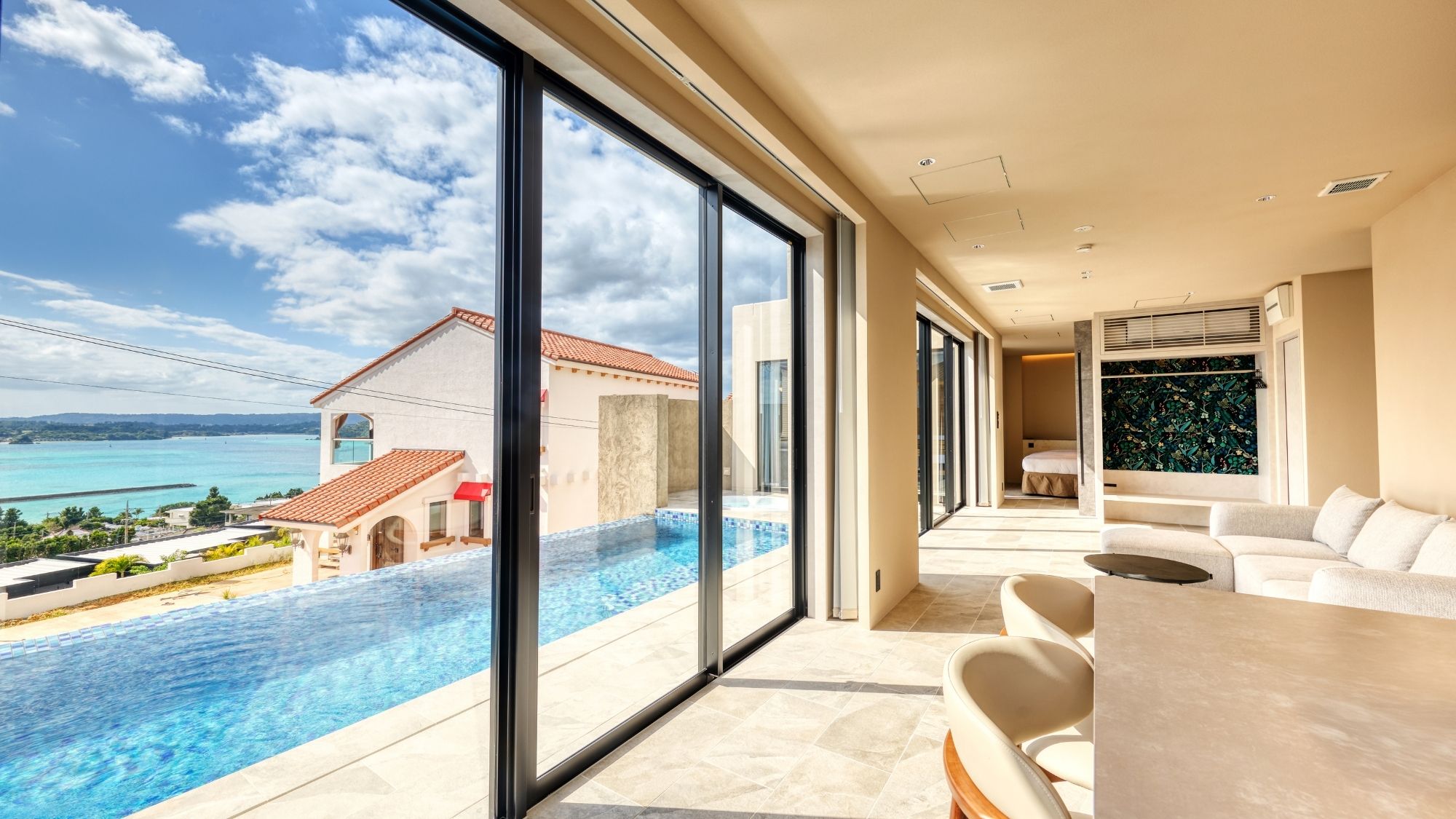 水面と海が繋がる特別な場所。海に浮かんでいるような浮遊感に包まれるプール。