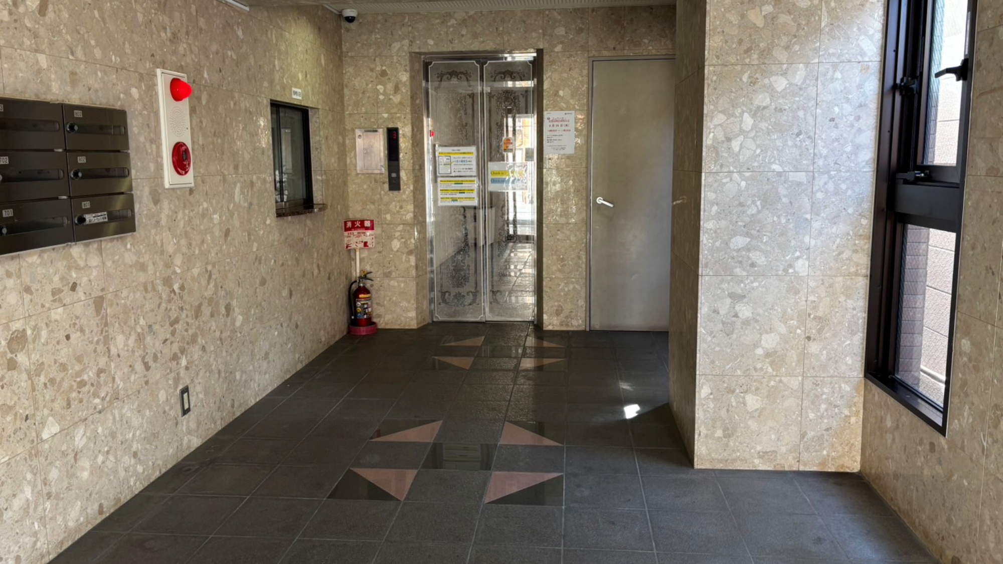 日々の出入りを心地よく迎える、シンプルで安心感ある空間。