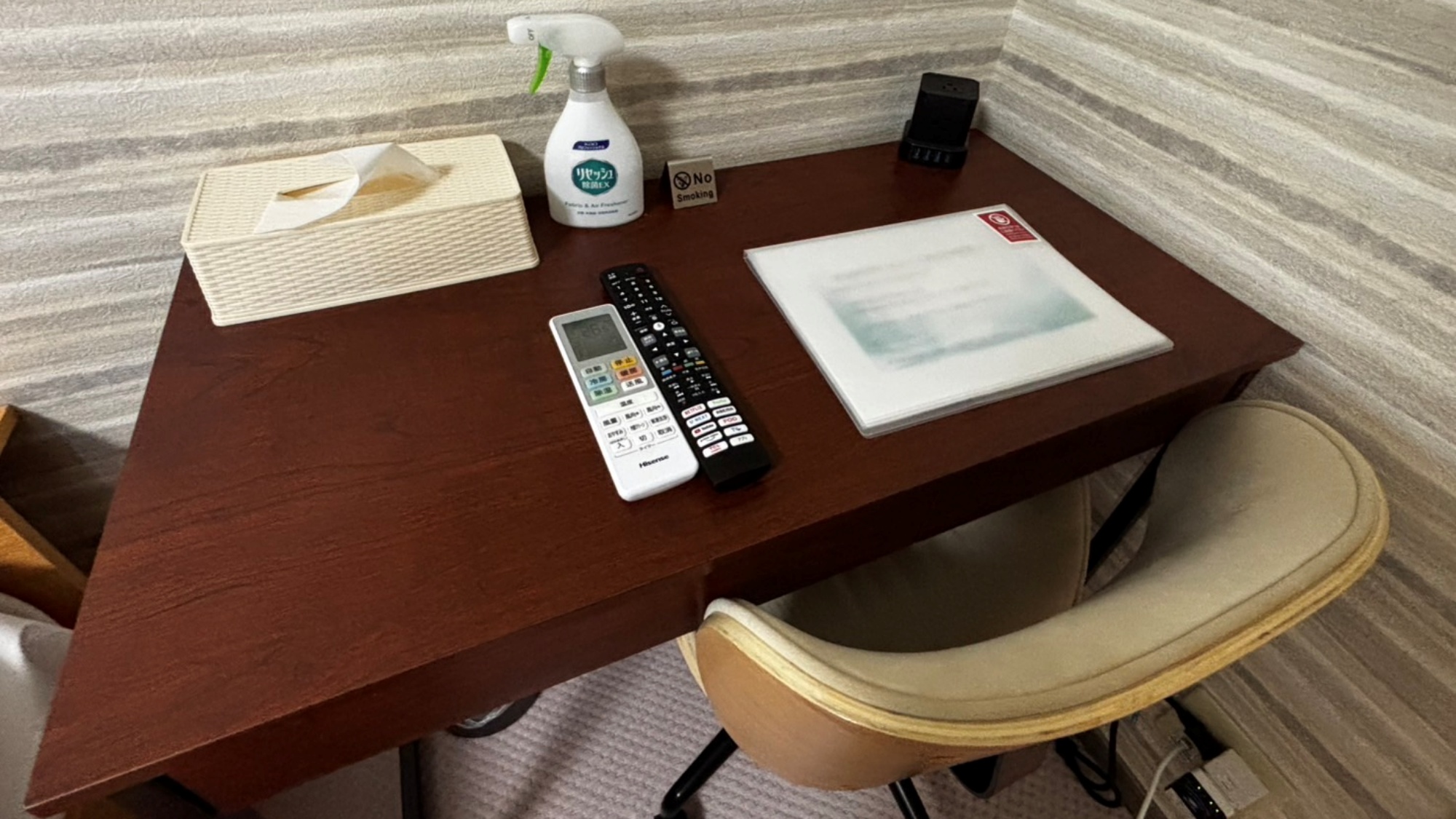 シンプルなデスク＆チェアを設置。ちょっとした作業や読書にも便利です。