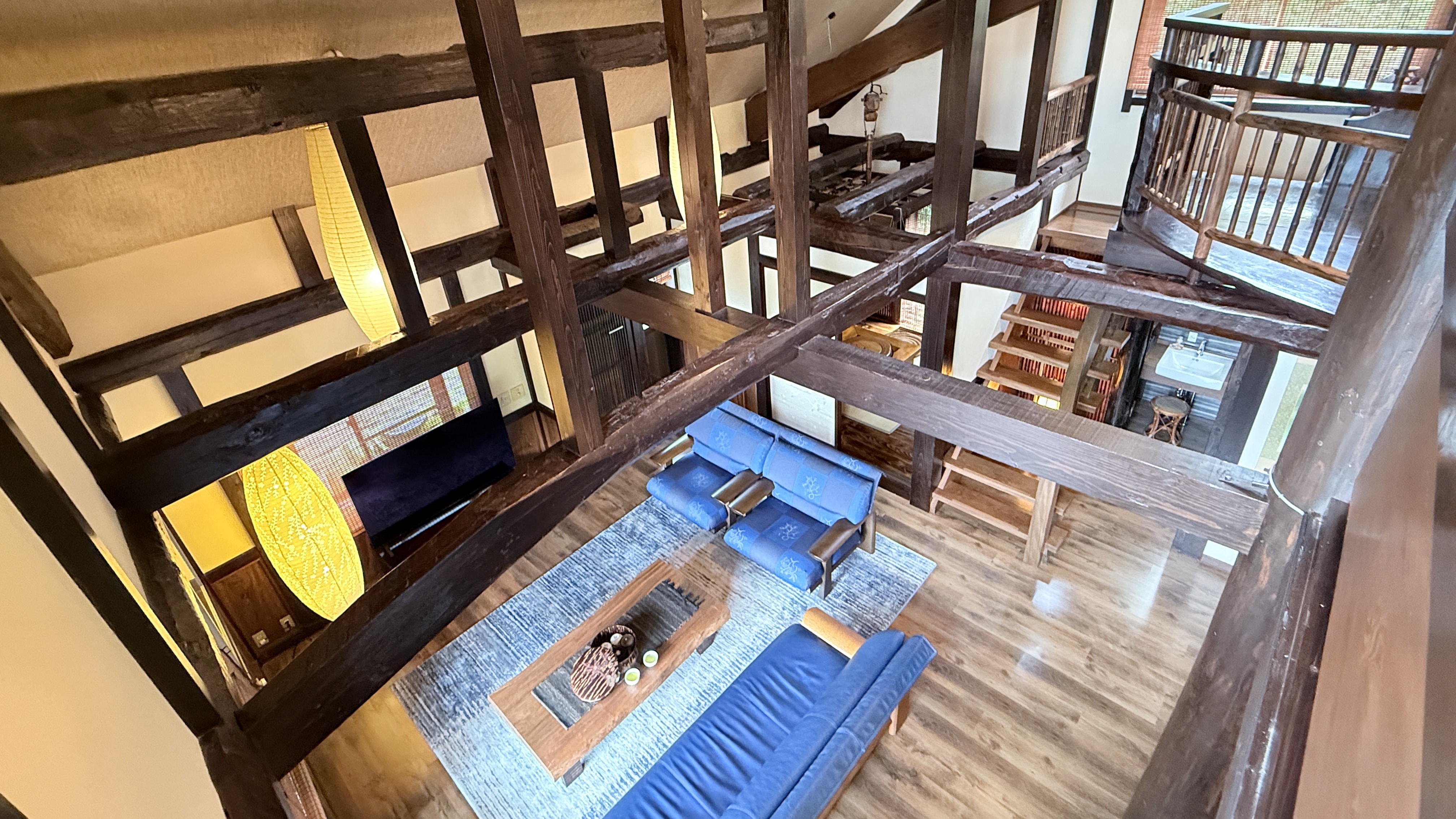 2階から1階を望む