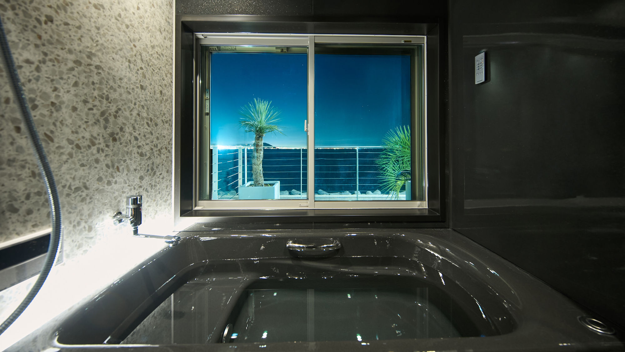 バスルーム（夜）