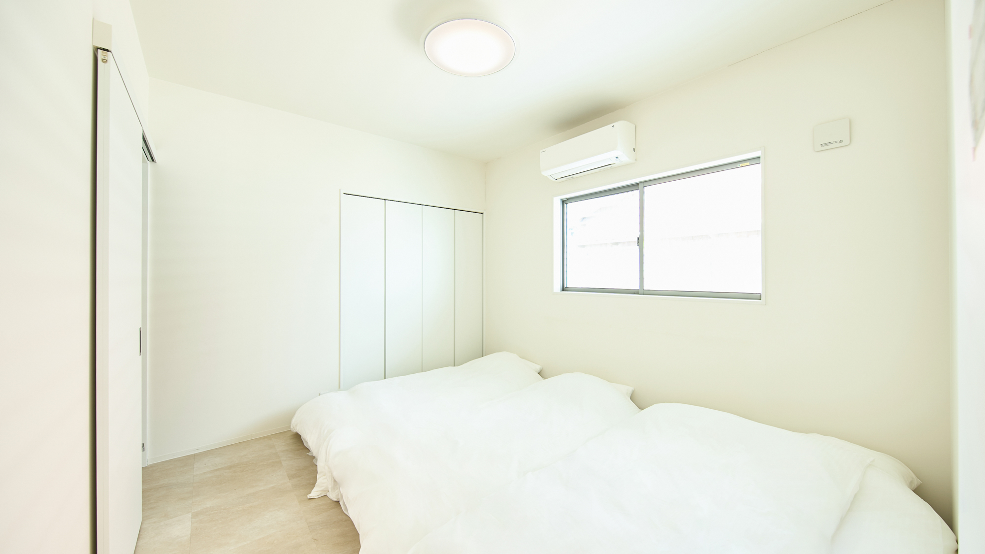 寝室：セミダブル1台＋シングル2台