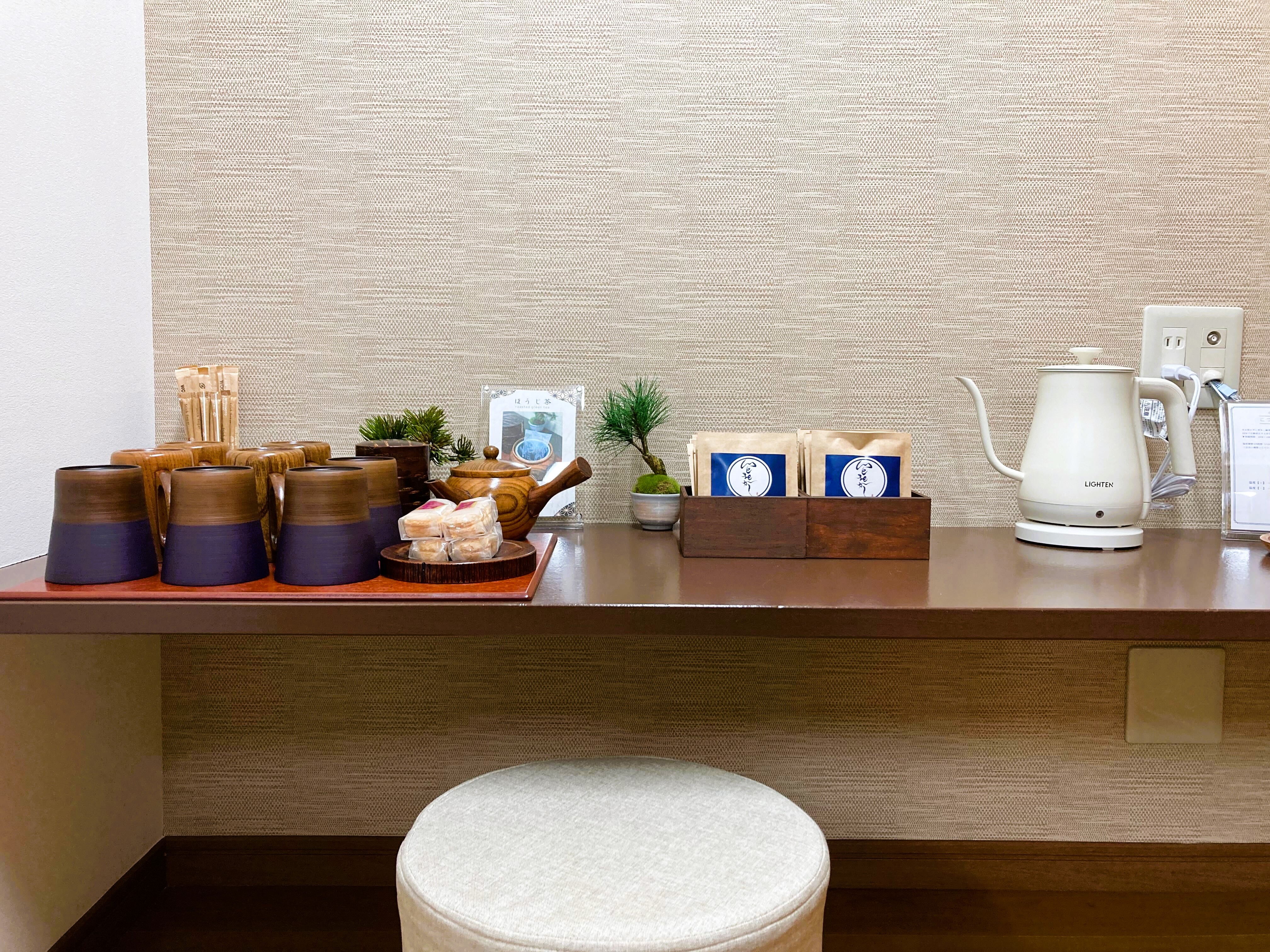 ３階お茶スペースで、オリジナルブレンドコーヒーと和紅茶をお楽しみください。 オリジナルブレンドコーヒーは、深いコクと心地よい苦みで飲みごたえのあるコーヒーと後味がすっきりした酸味のあるコーヒー。そしてコクの奥にお茶の深みが感じらるさっぱりとした口当たりの和コーヒーの３種類をご用意しました。 和紅茶は和コーヒーと同じく、和歌山県産「川添茶」を使用しておりますので、渋みが少なく大変飲みやすい紅茶です。