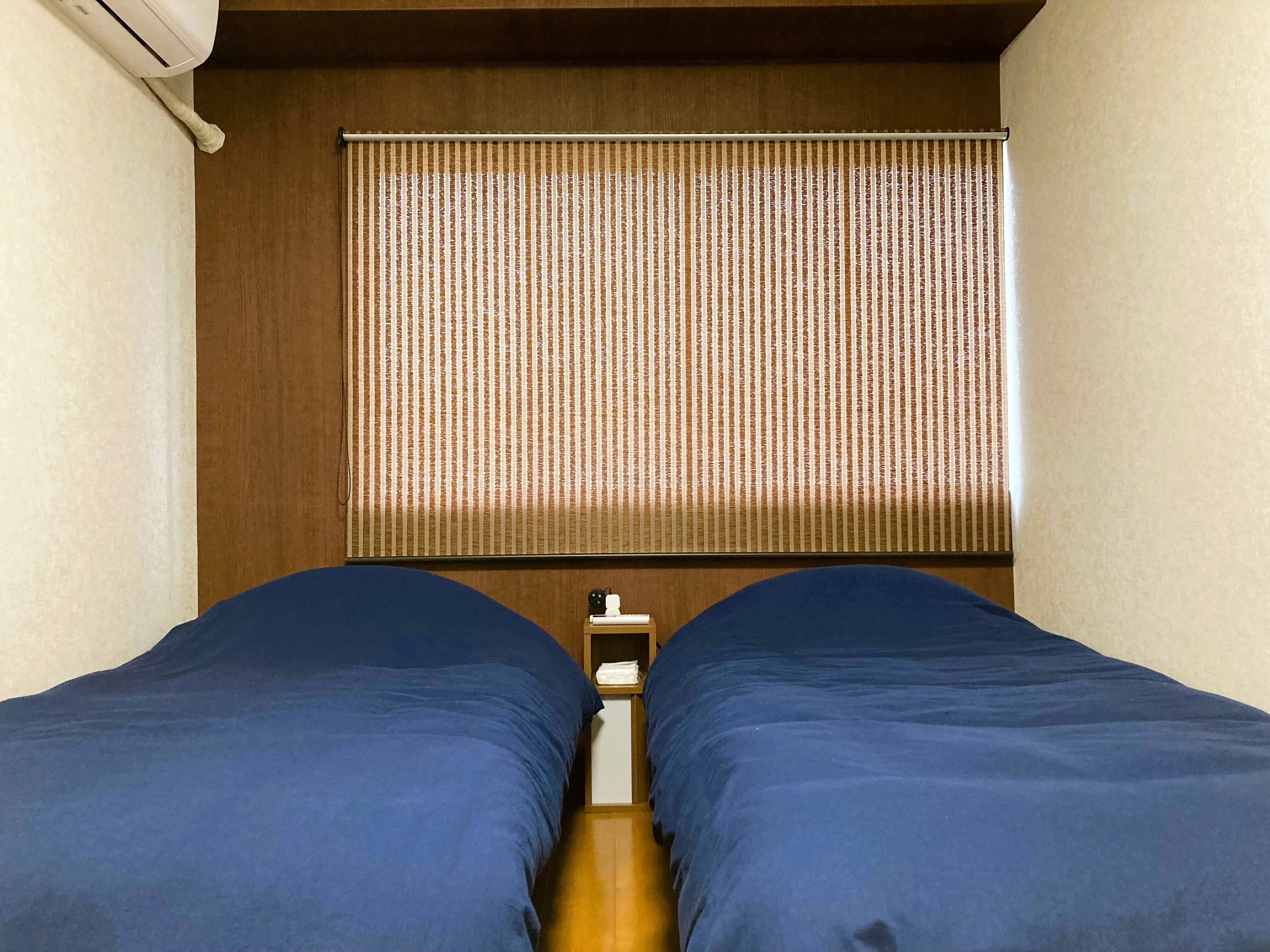 和晒京（わざらしきょう）のガーゼで作ったオリジナル寝具をご用意しています。 この場所で過ごす時間が少しでも心地よくなるようにと、私たちがひとつひとつ丁寧に選び、仕立てたオリジナルの品です。 肌にやさしく馴染む和晒京（わざらしきょう）のガーゼ素材は、旅の疲れをそっとほぐしてくれるような着心地です。