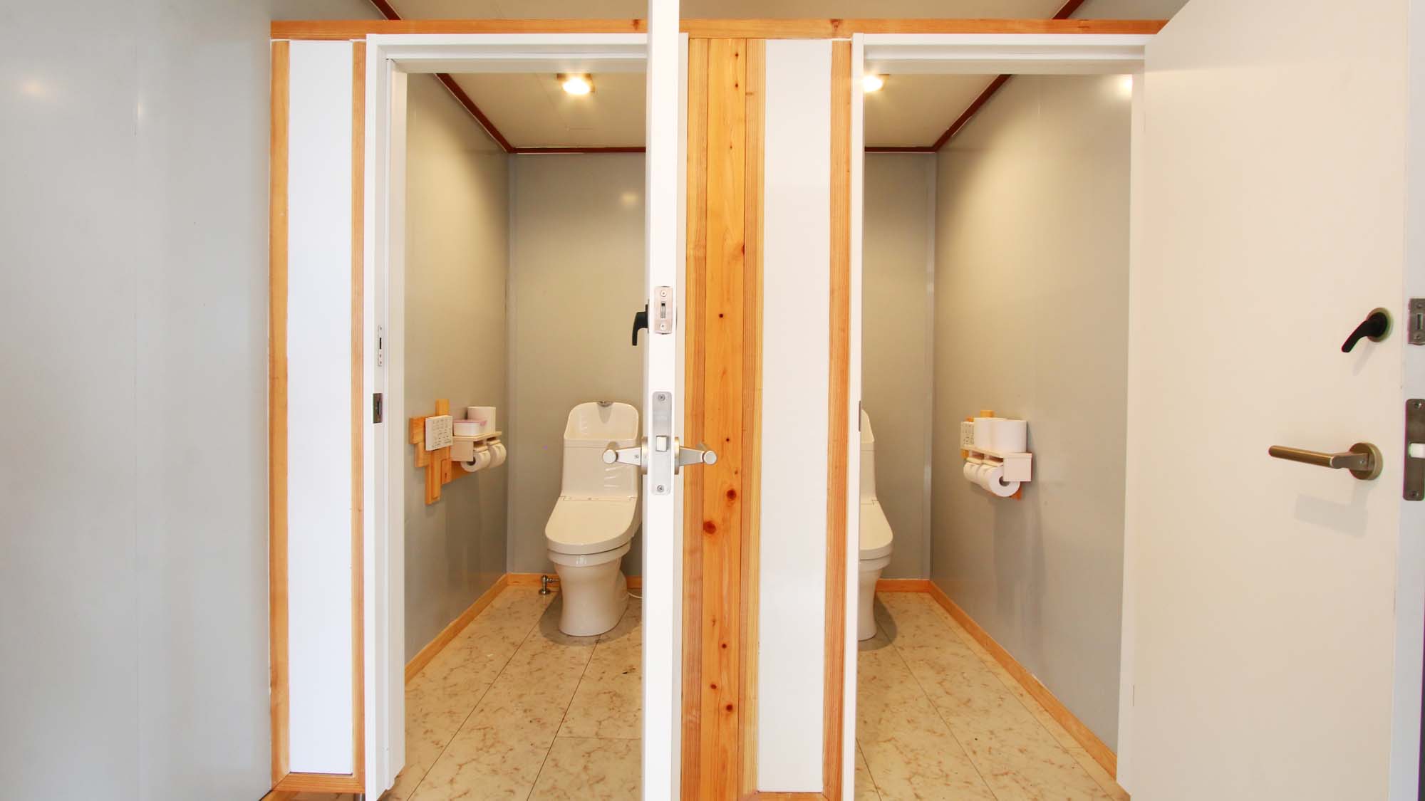 【共用シャワールーム】