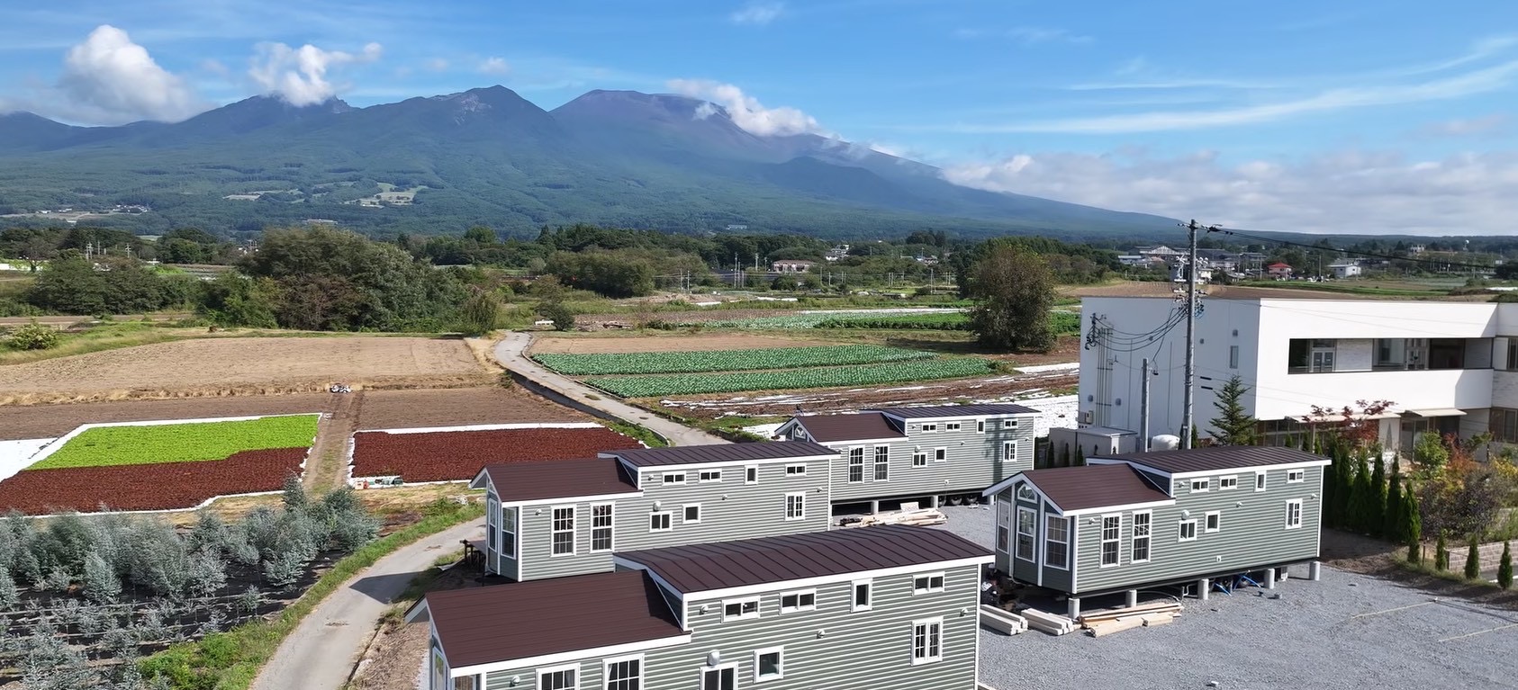 お洒落なトレーラーハウスが4棟 敷地内に設置されたトレーラーハウスは景色に溶け込むモスグリーンでお洒落な外観になっています。この地域では浅間山の景観を大切にしたいという地元民が多いのでなるべく景色の邪魔にならないように敷地内の建物はアースカラーで統一しています。来年春には植栽も入りよりお洒落な宿泊施設になる予定です。