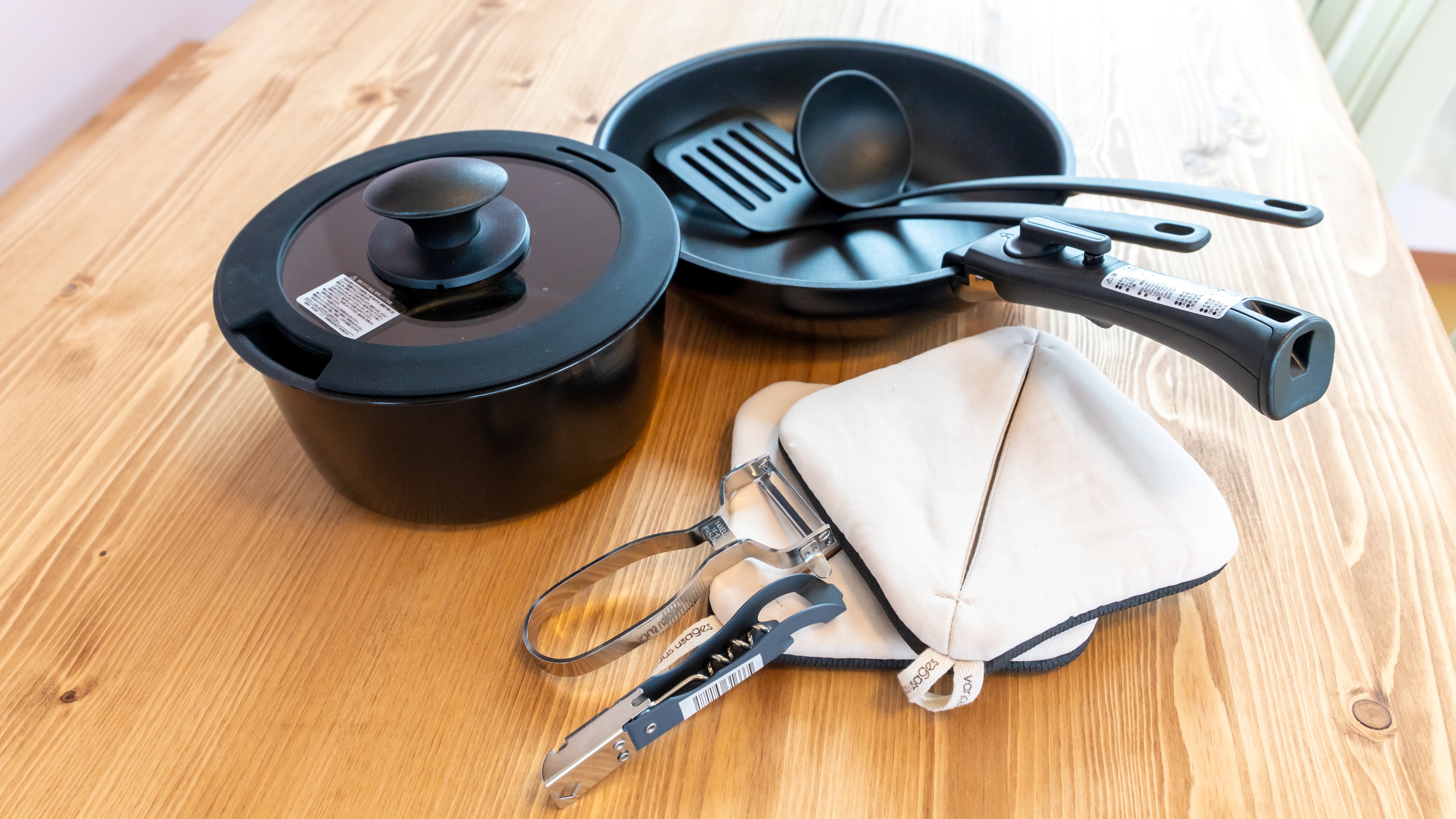 フライパンや小鍋などの調理器具もあるのでお料理も出来ます