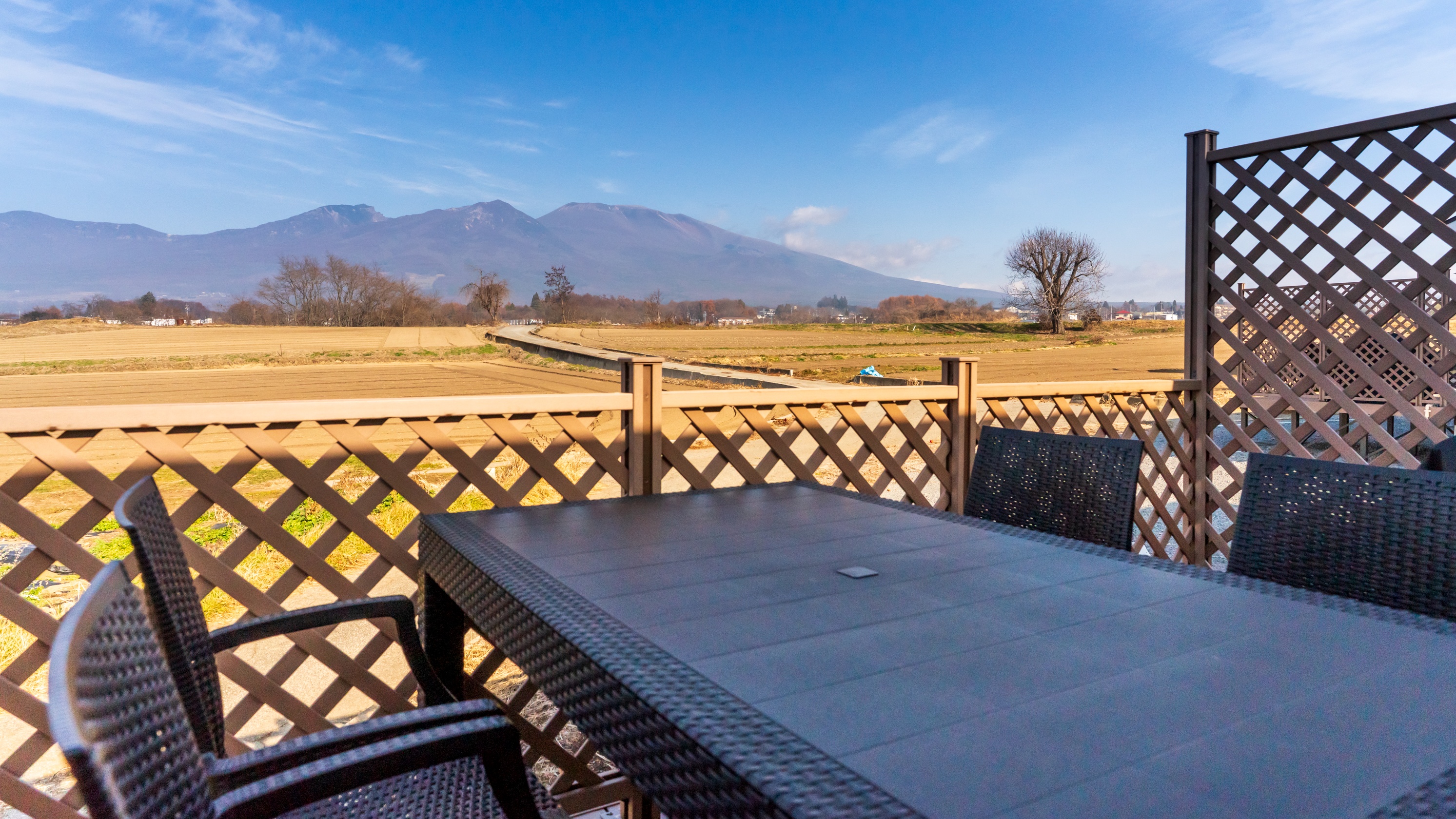 ウッドデッキでBBQもできちゃう♪