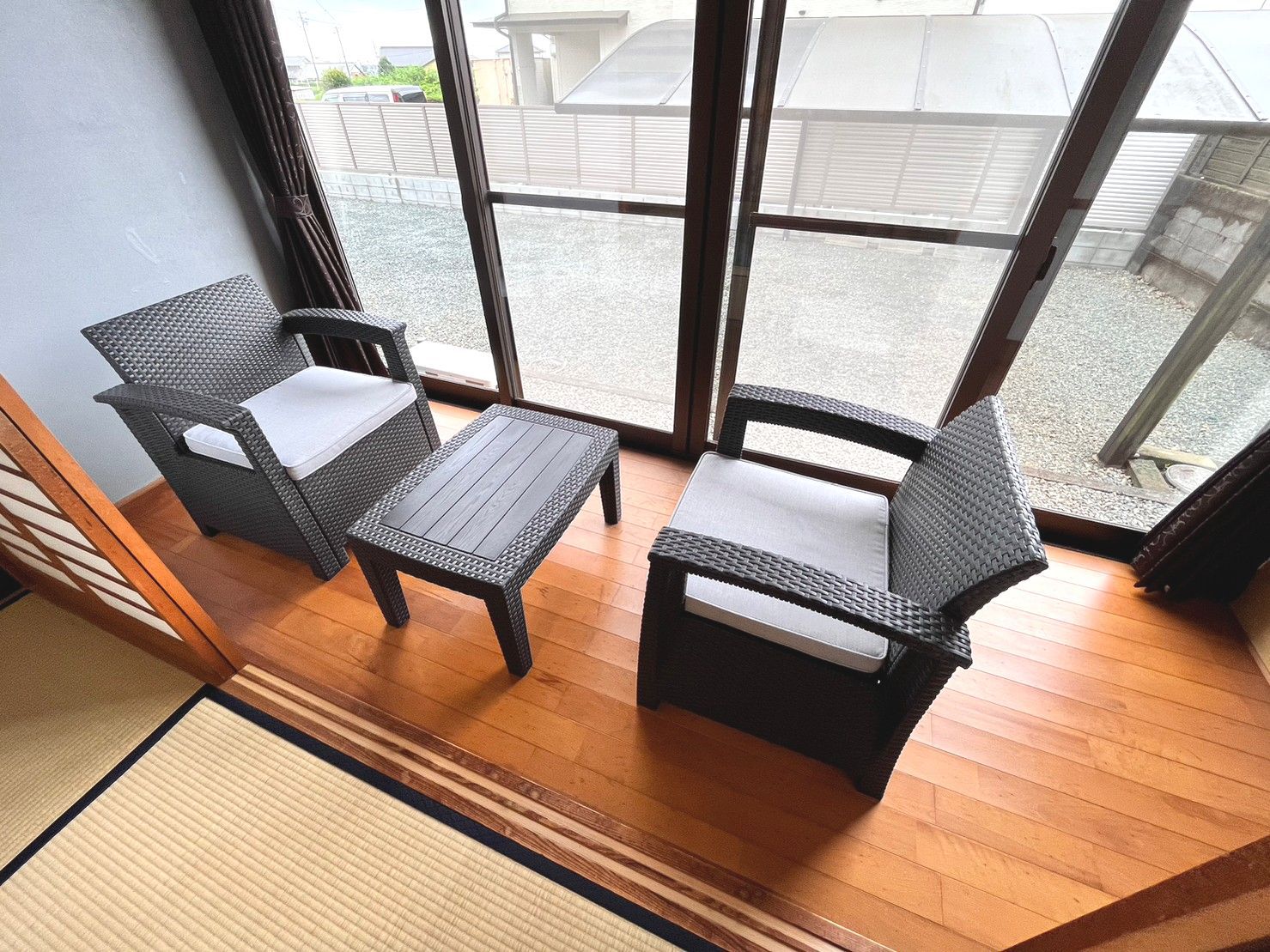 [茶都の宿]広々とした縁側