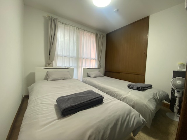 2階洋間寝室（シングル2台）