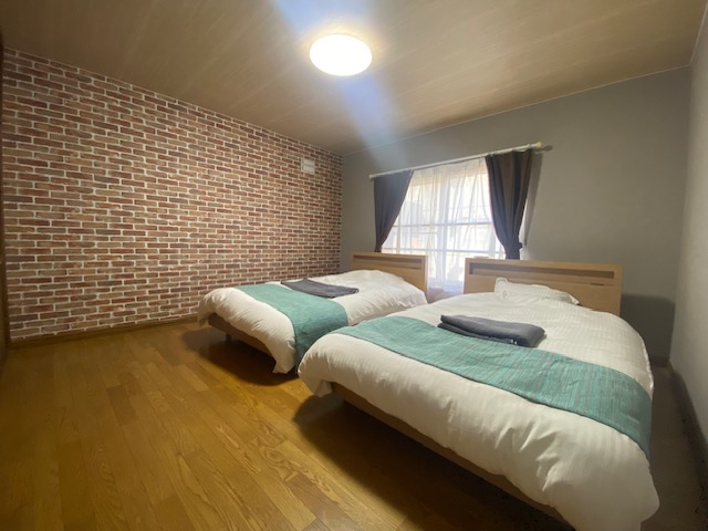 2階洋間寝室（セミダブル2台）