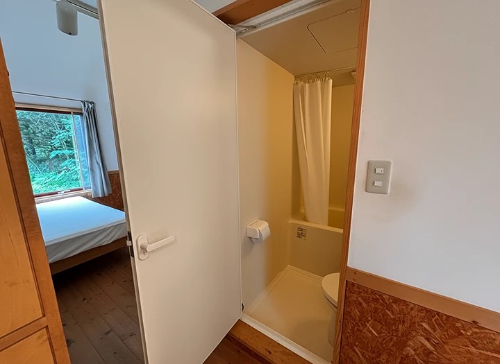 旅先でも、いつもの快適さを。薫風舎の清潔で機能的なバスルーム。