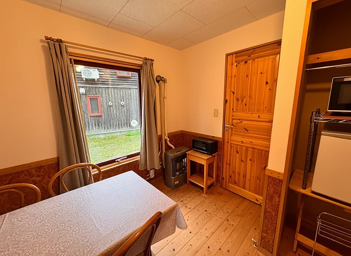 木の香に包まれ、火のぬくもりに癒される。薫風舎の暮らしの空間。