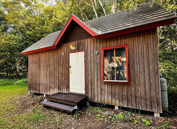 森に佇む、静寂の隠れ家。薫風舎コテージで、心ほどけるひとときを。