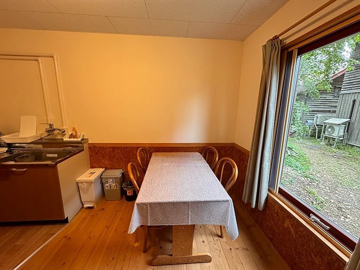 窓の向こうに森、テーブルの上に日常。薫風舎で過ごす、静かな朝。