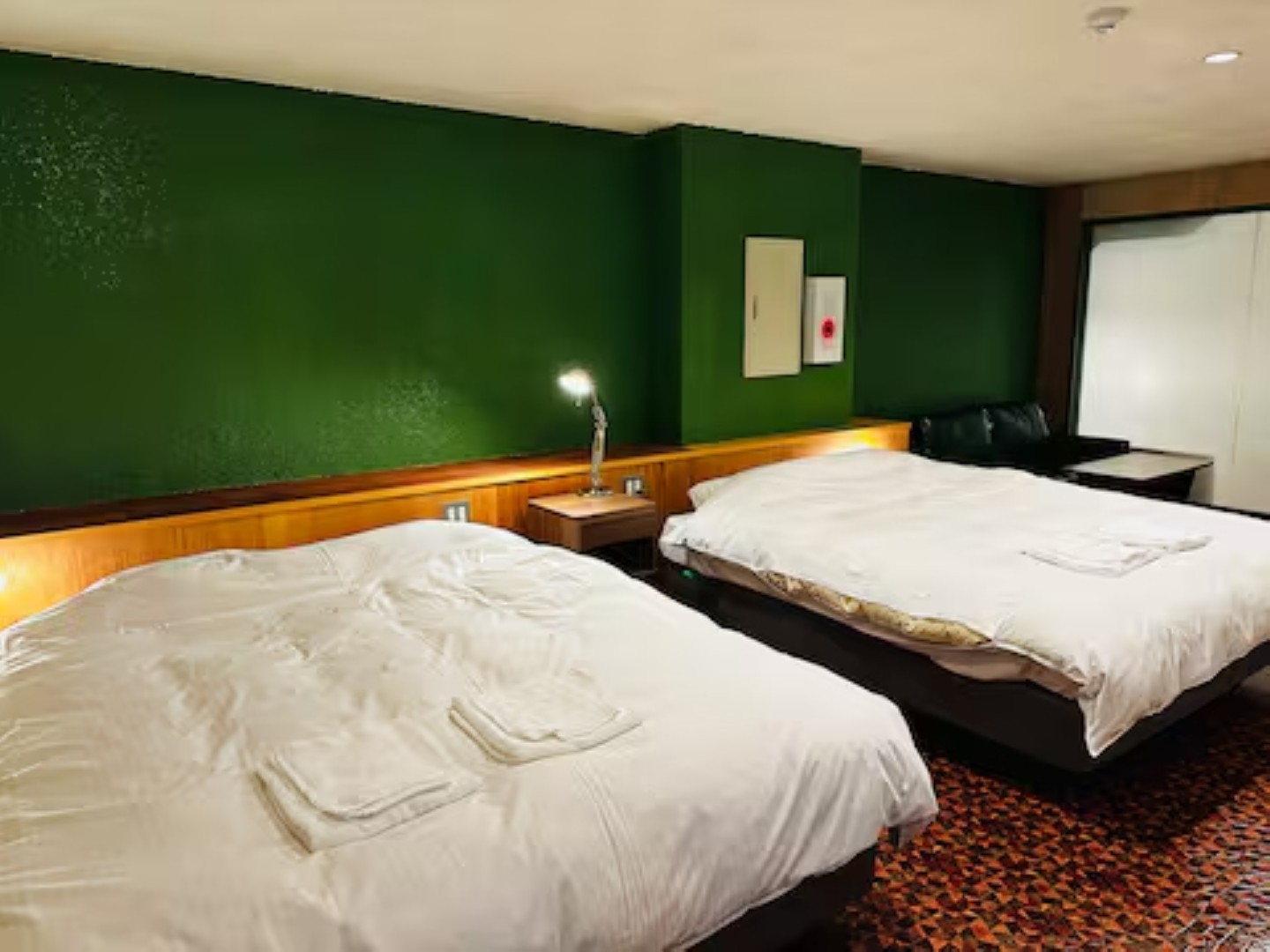 【素泊まり】和歌山・ぶらくり丁の隠れ家——レトロ建築を貸切る贅沢ステイ「Beniya Suite」