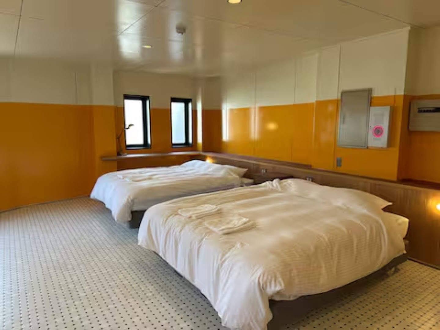 【素泊まり】和歌山・ぶらくり丁の隠れ家——レトロ建築を貸切る贅沢ステイ「Beniya Suite」