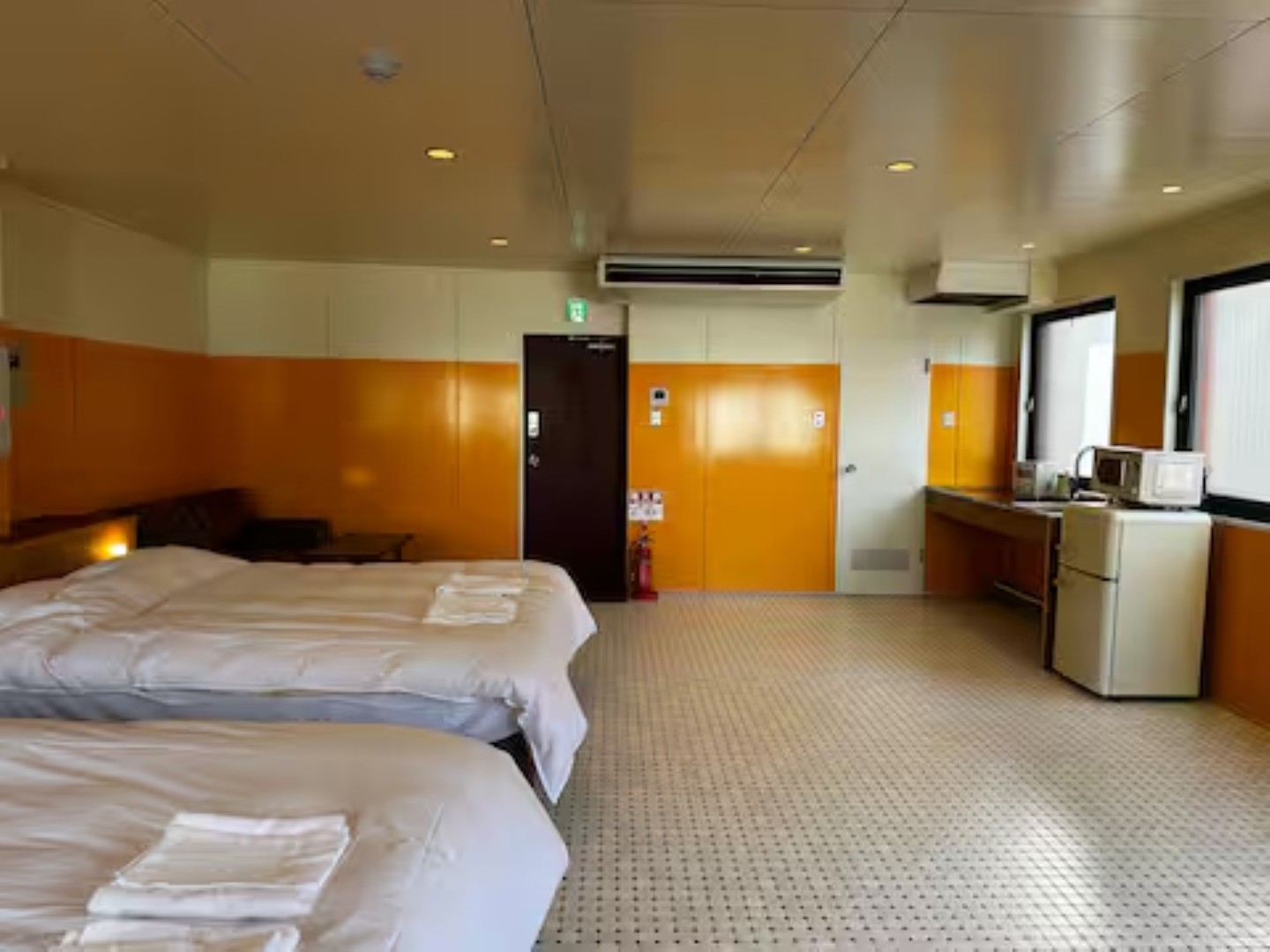 【素泊まり】和歌山・ぶらくり丁の隠れ家——レトロ建築を貸切る贅沢ステイ「Beniya Suite」