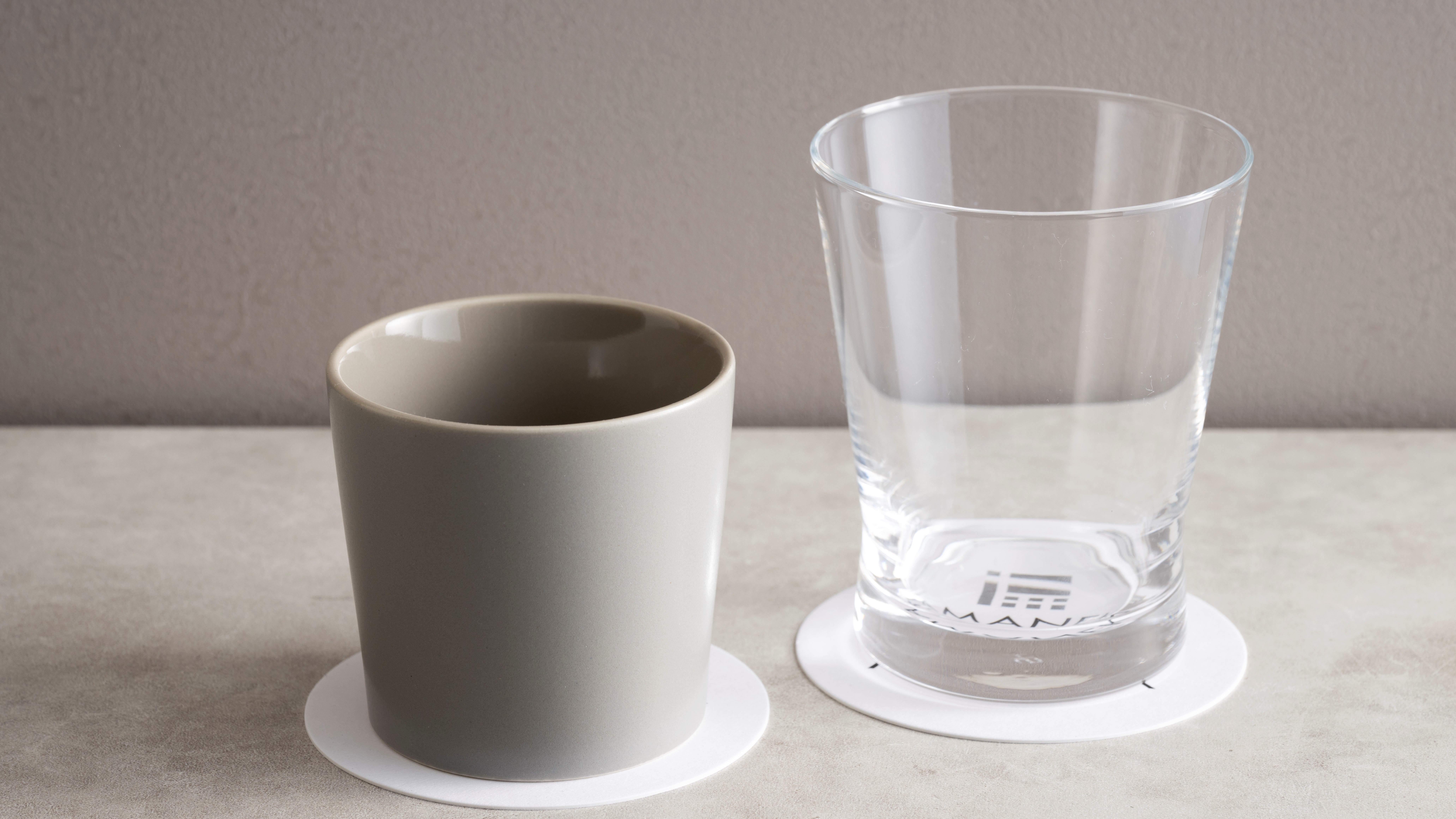 客室用グラスとマグカップ