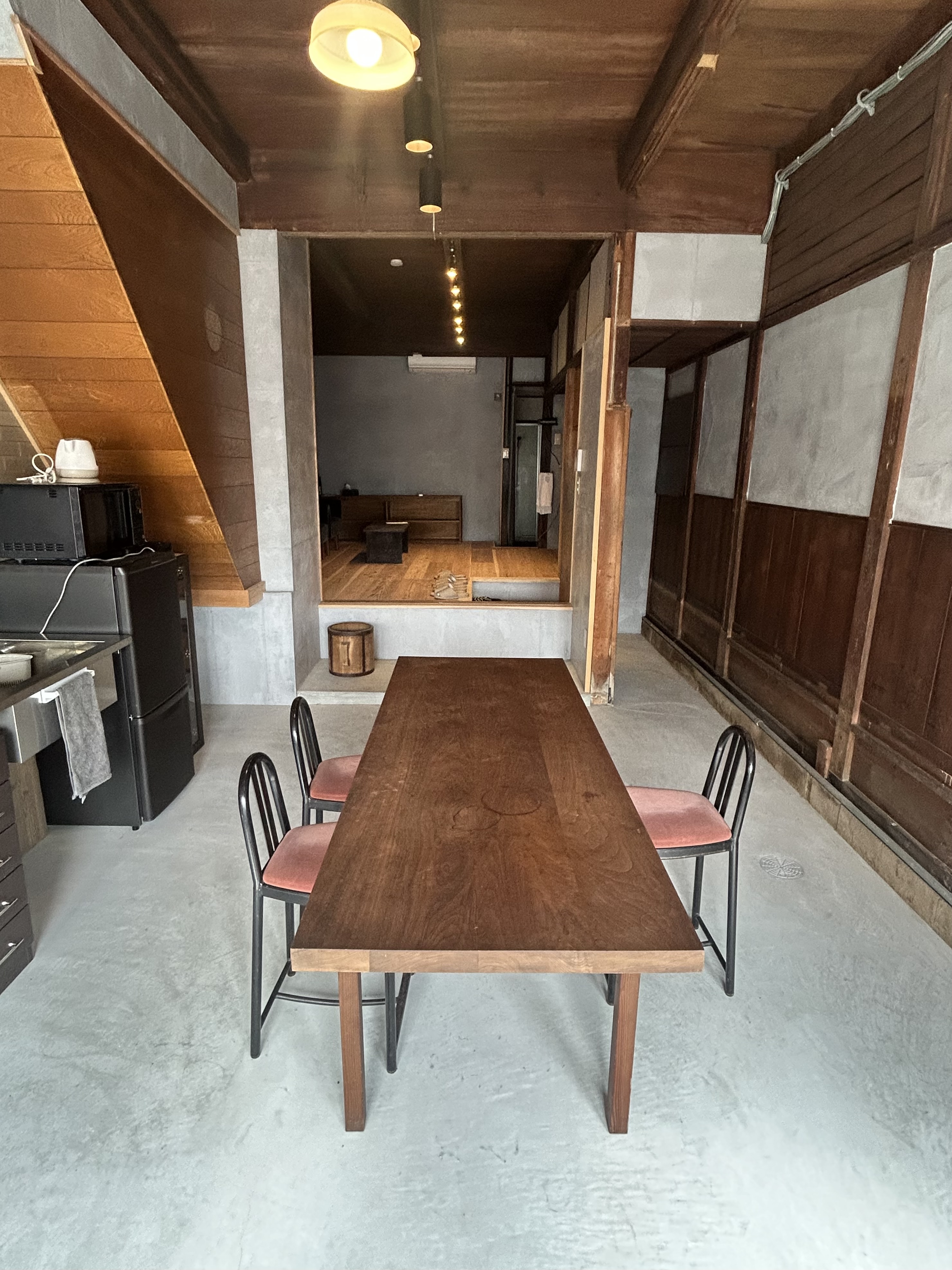 【ダイニングキッチン】おしゃれダイニングキッチンで談笑くださいませ。