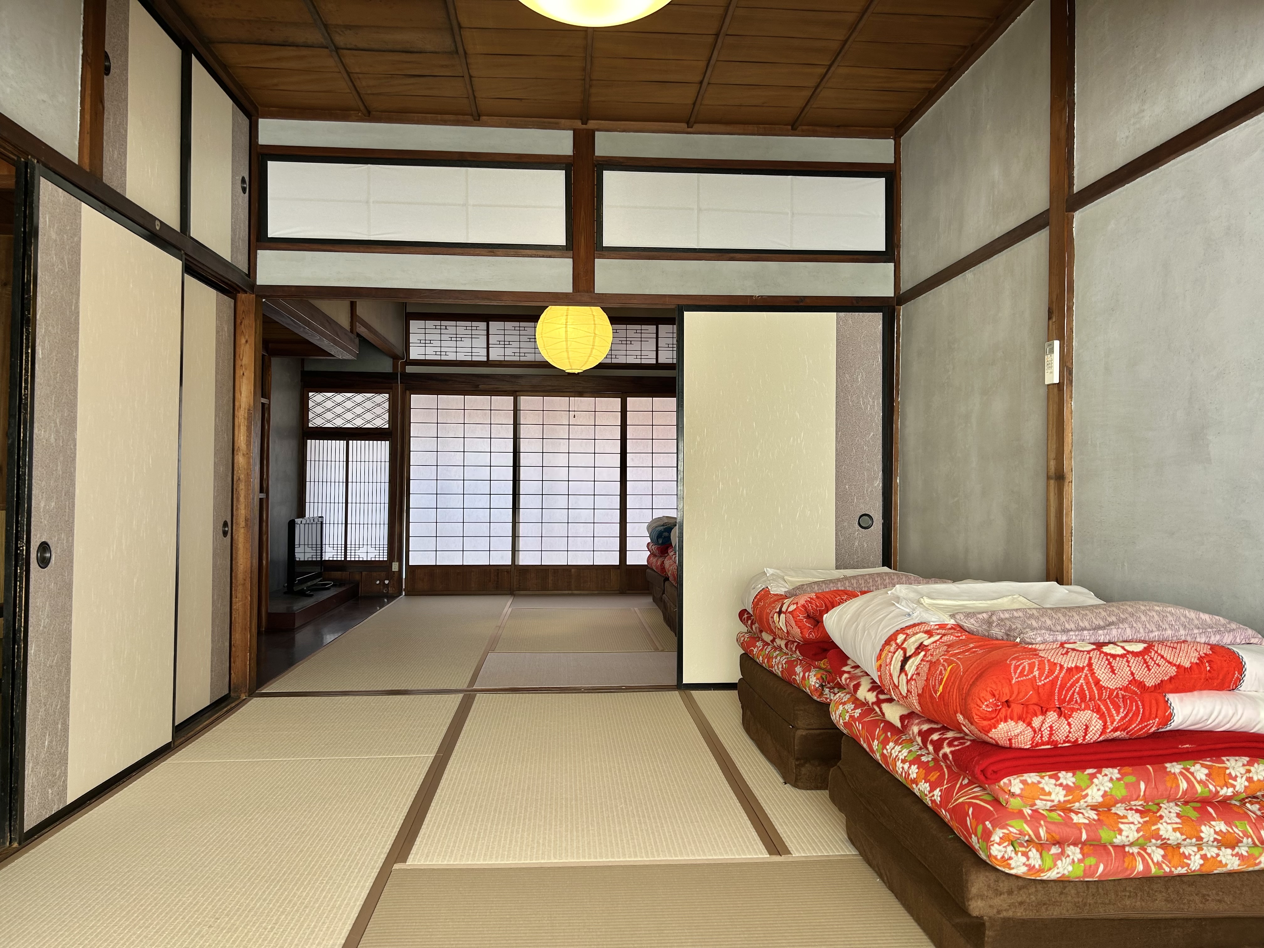 【和室/最大5名様まで宿泊可】広々とした和室にお布団を準備しております。