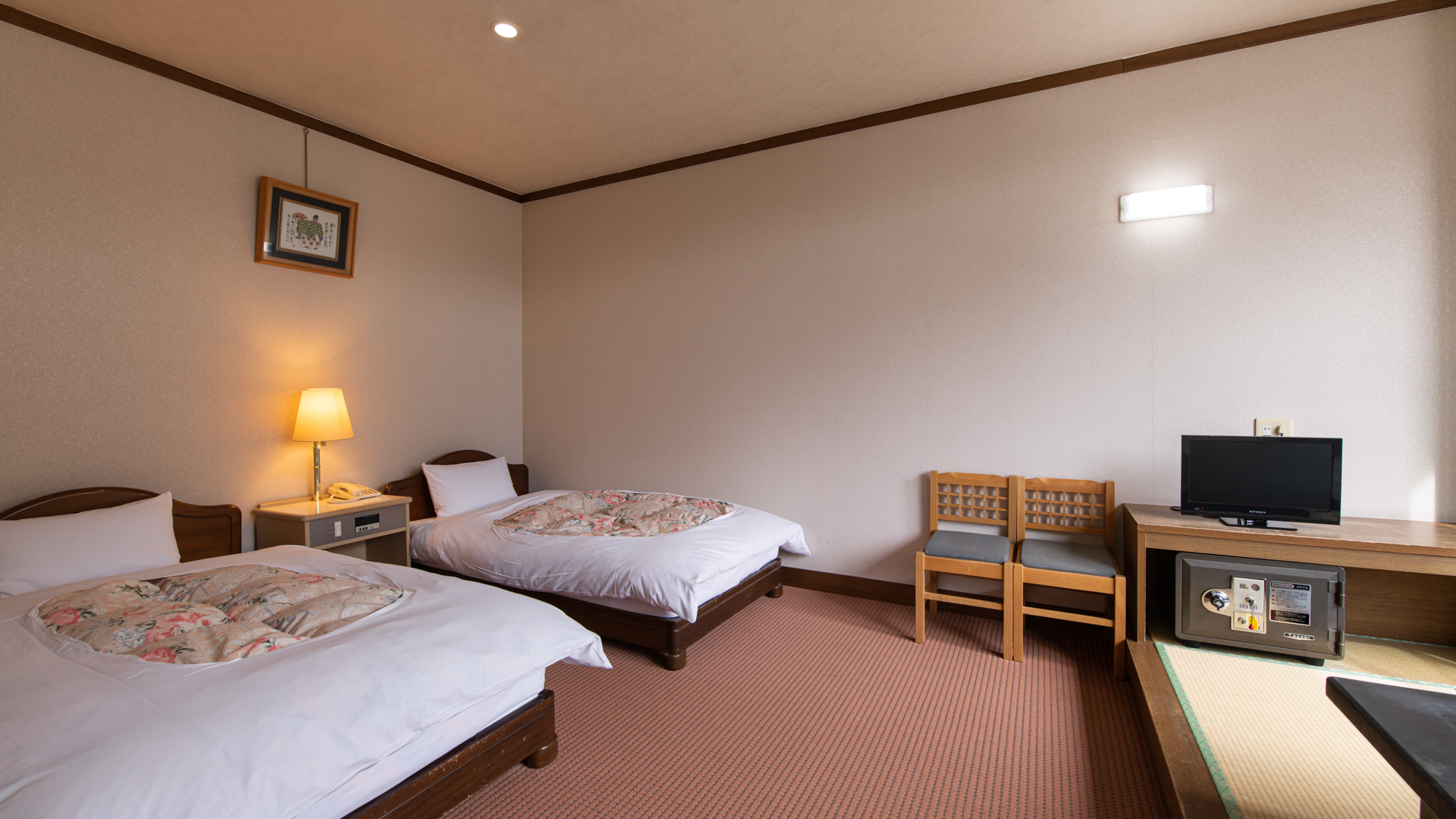 *【和洋室】広々とした和洋室。ゼミダブルのベッド2つと、畳スペースがございます。