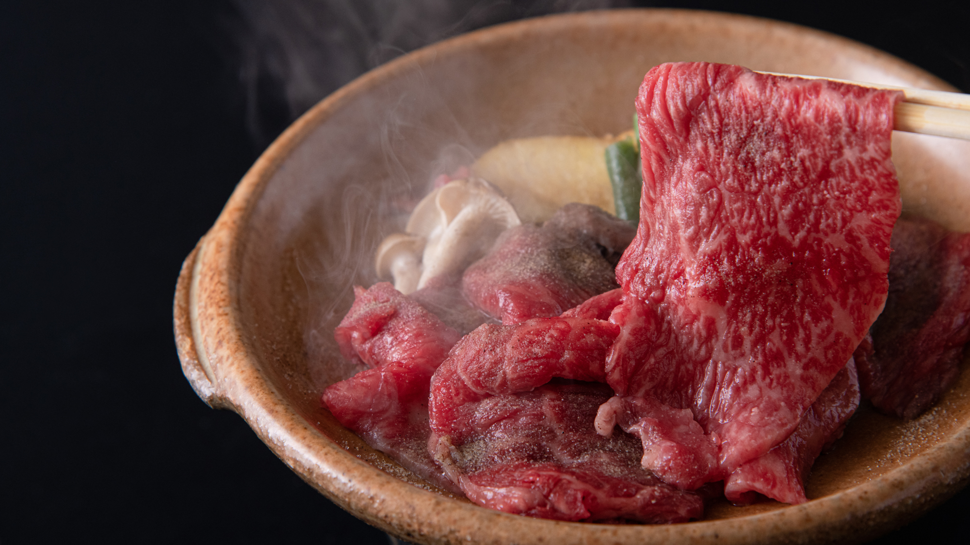 *【飛騨牛の陶板焼き】バターと合わせ陶板焼く飛騨牛は香りがすごく際立ちます。