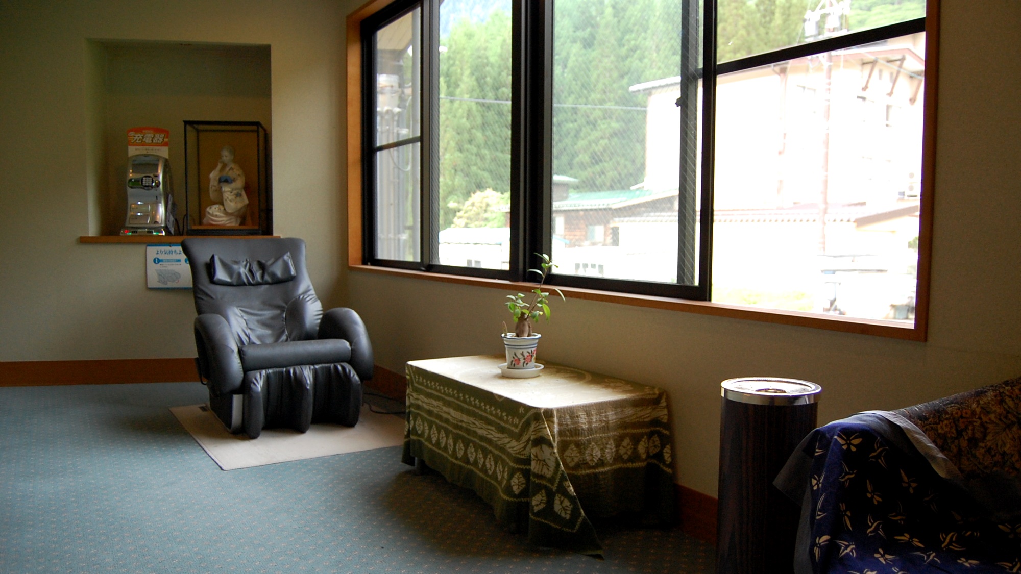 *お部屋までの間に一休み 山を眺めながら、優雅にマッサー*