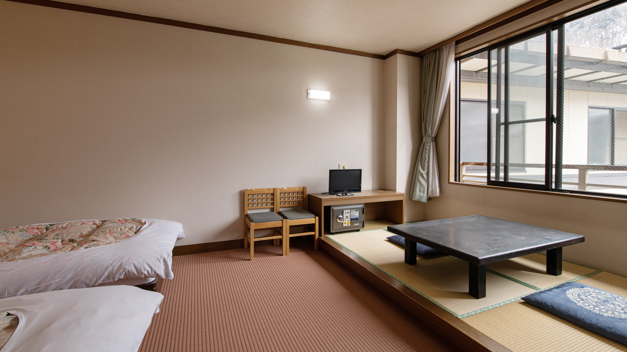 *【和洋室】コンセントがベッドから遠いので必要な方は延長コードをご持参下さい。