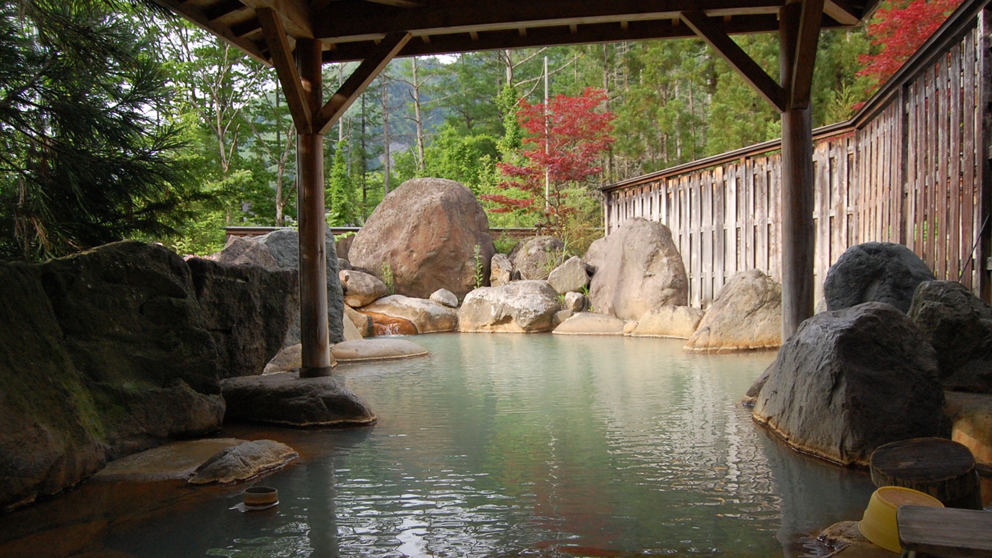 【貸切露天風呂】宝の湯。広々とした貸切露天風呂。グループや家族で