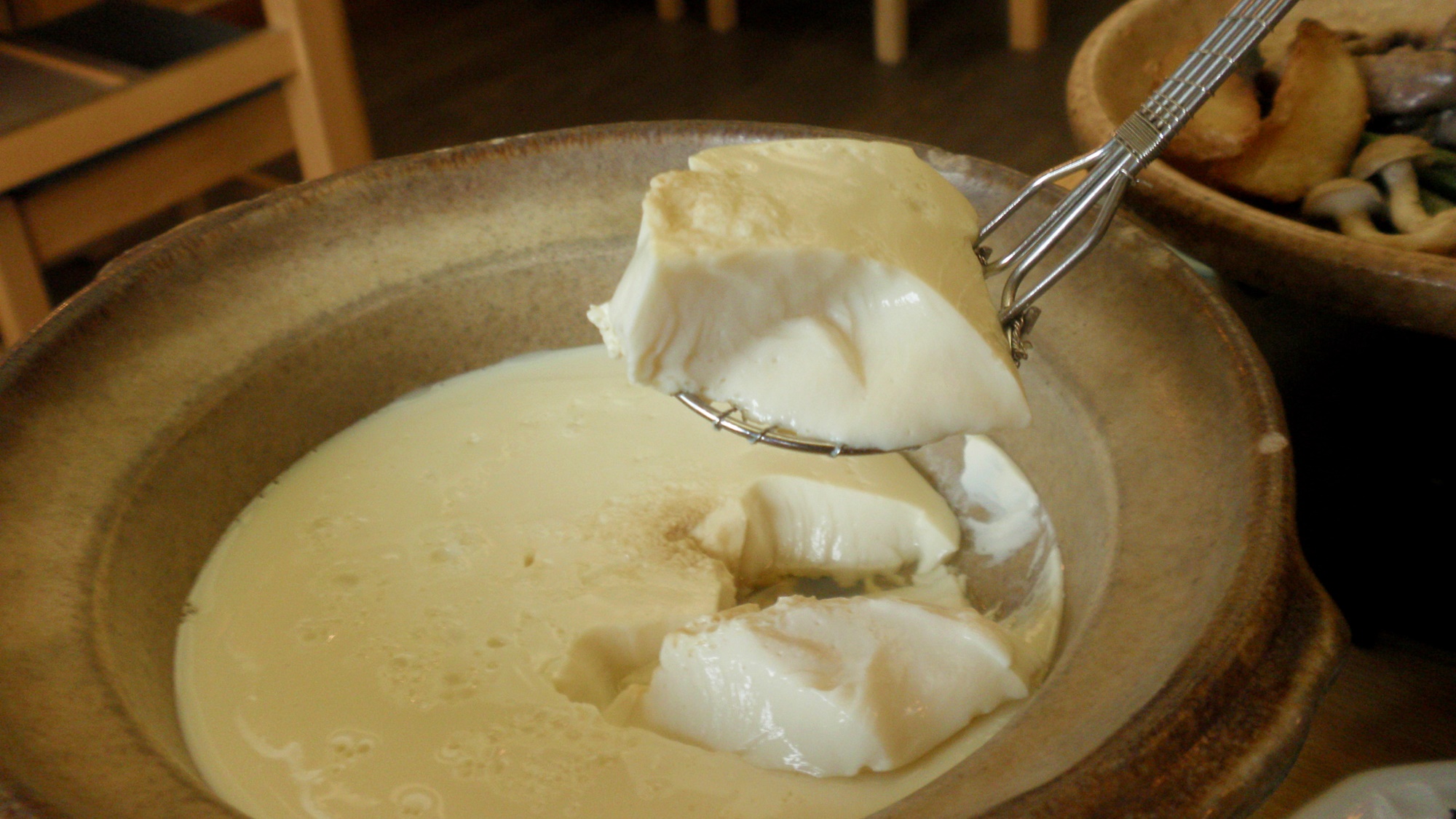 *【夕食一例】お食事時間に併せて食前ににがりを入れた、ふわっふわのお豆腐