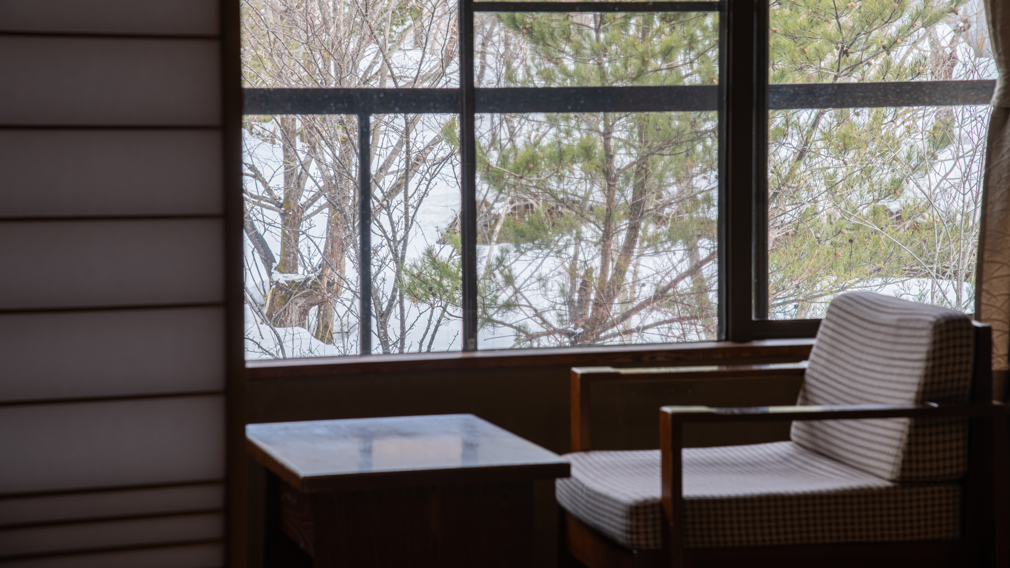 *【和室10畳】窓からは平湯の温泉の通りや山々が望めます