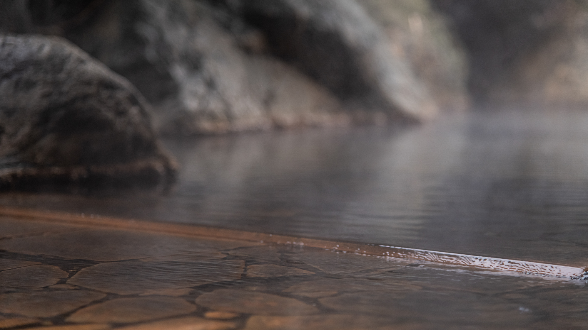 *【本館大浴場】内湯と露天風呂とで泉質が異なります。泉質の違いをお楽しみください。