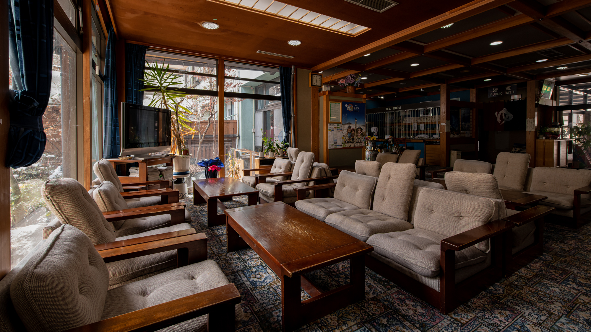 *【ロビー】受付前にあるロビーの様子。フカフカのソファーでお寛ぎ下さい。