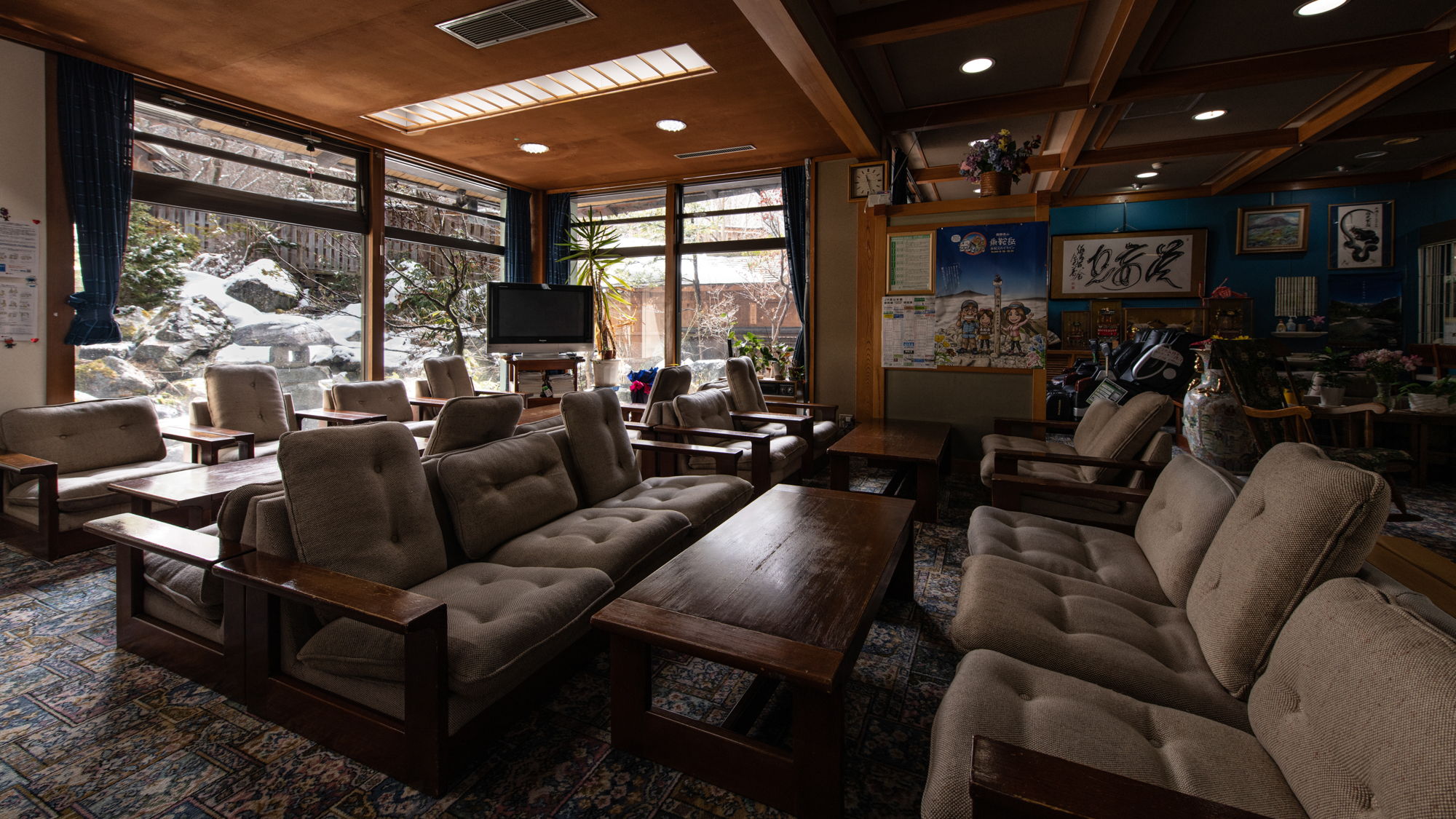 *【ロビー】受付前にあるロビーの様子。フカフカのソファーでお寛ぎ下さい。