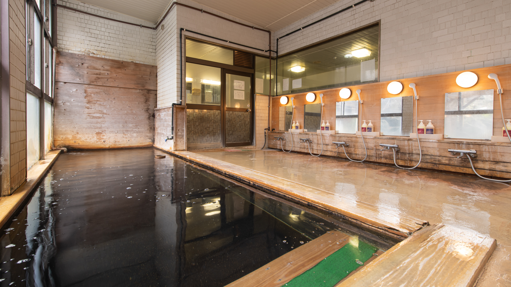 *【本館大浴場/内湯（男湯）】内湯の源泉はヌルっとした泉質です。温度は高くありません。