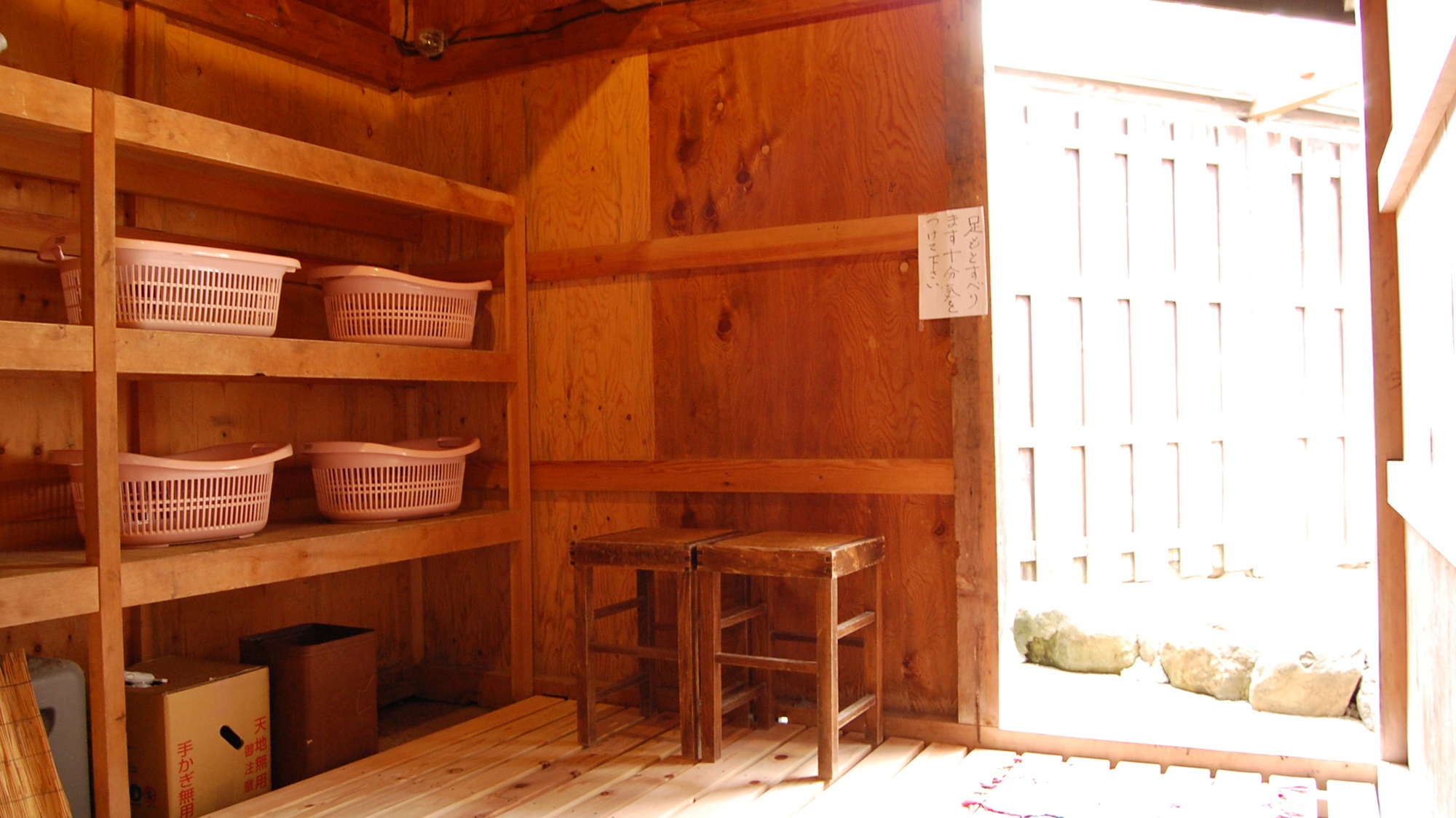 【貸切露天風呂】脱衣所。タオル・バスタオルはお部屋からお持ちください。