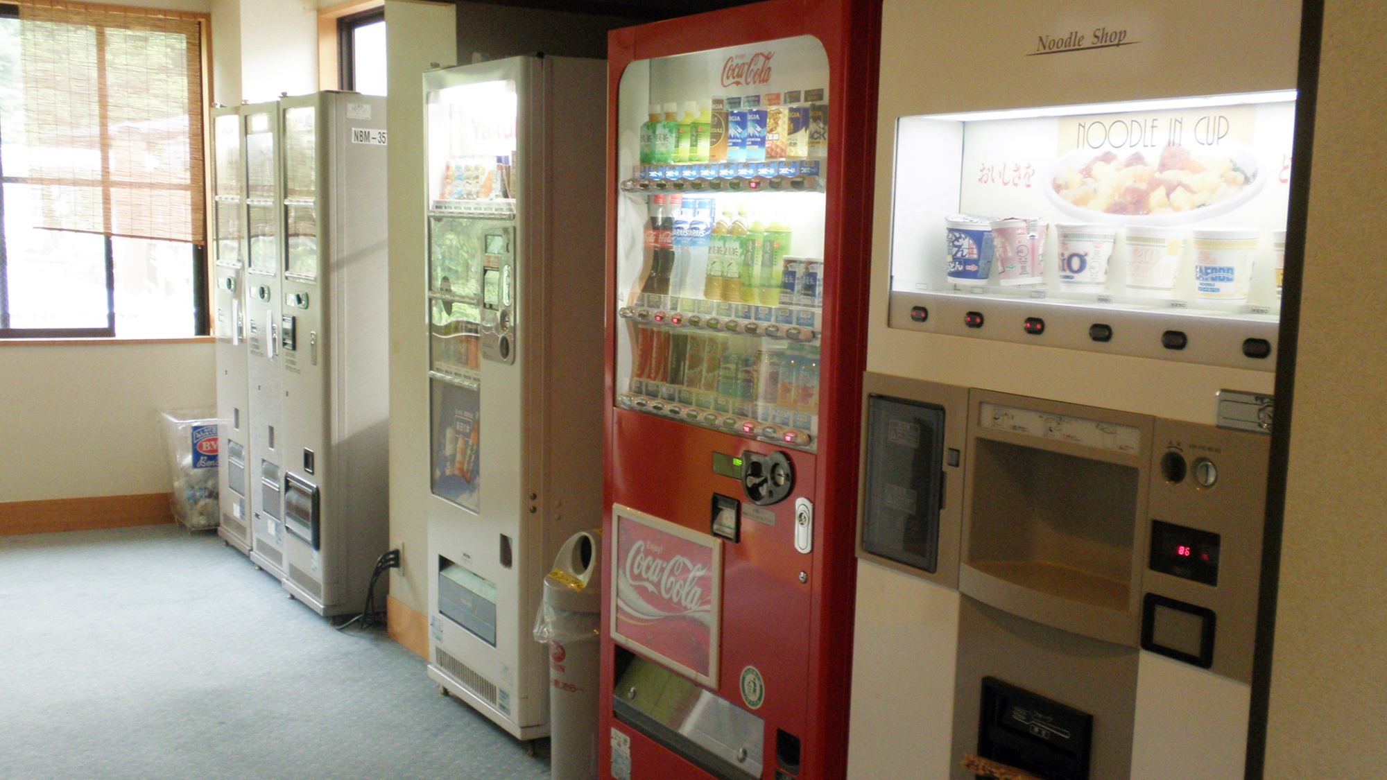 *ちょっと小腹が空いた時にも お酒・カップ麺等も自動販売機にございます*