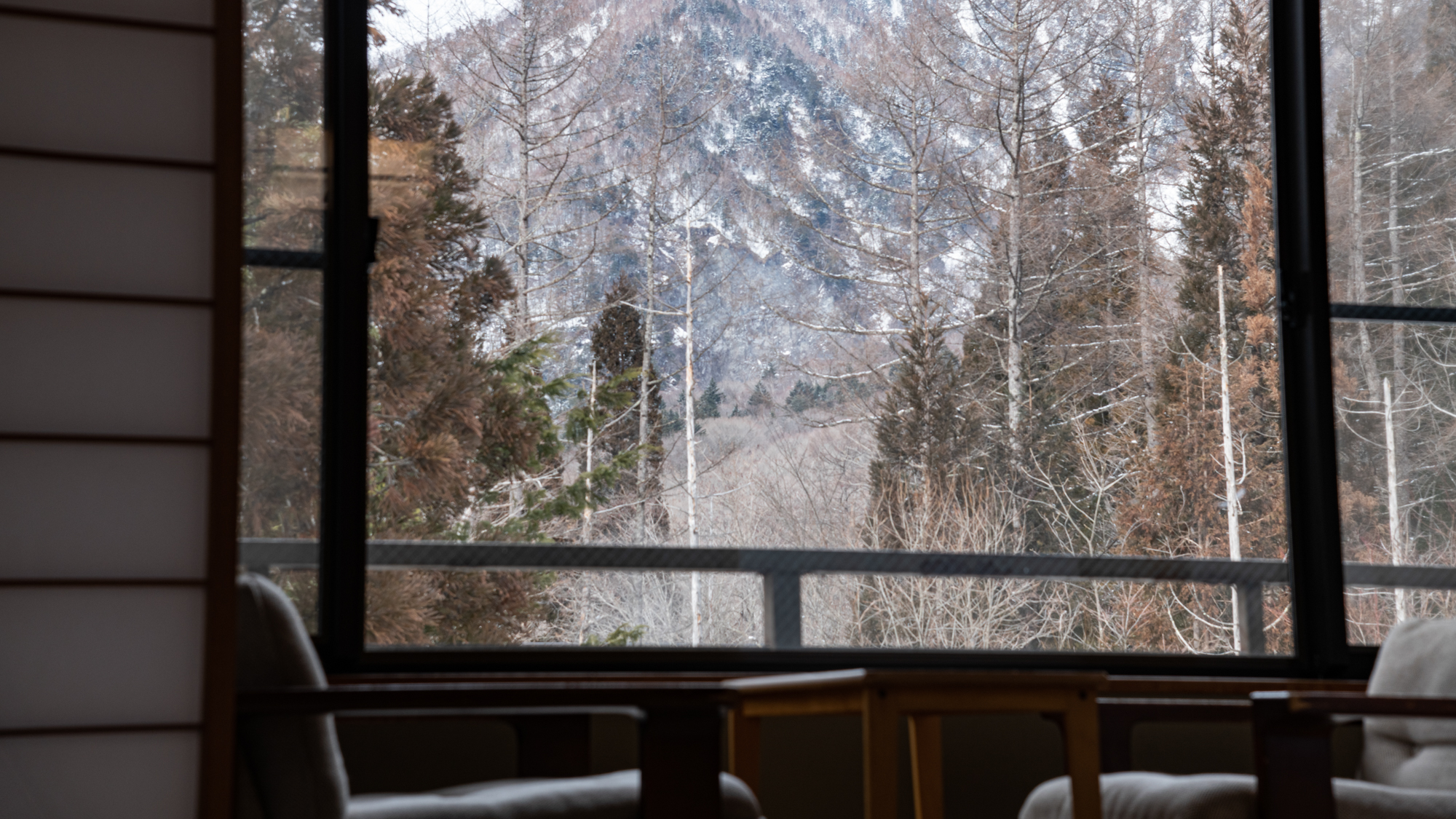  *【和室12.5畳】こちらのお部屋はたいへん景色の良い方向にございます。