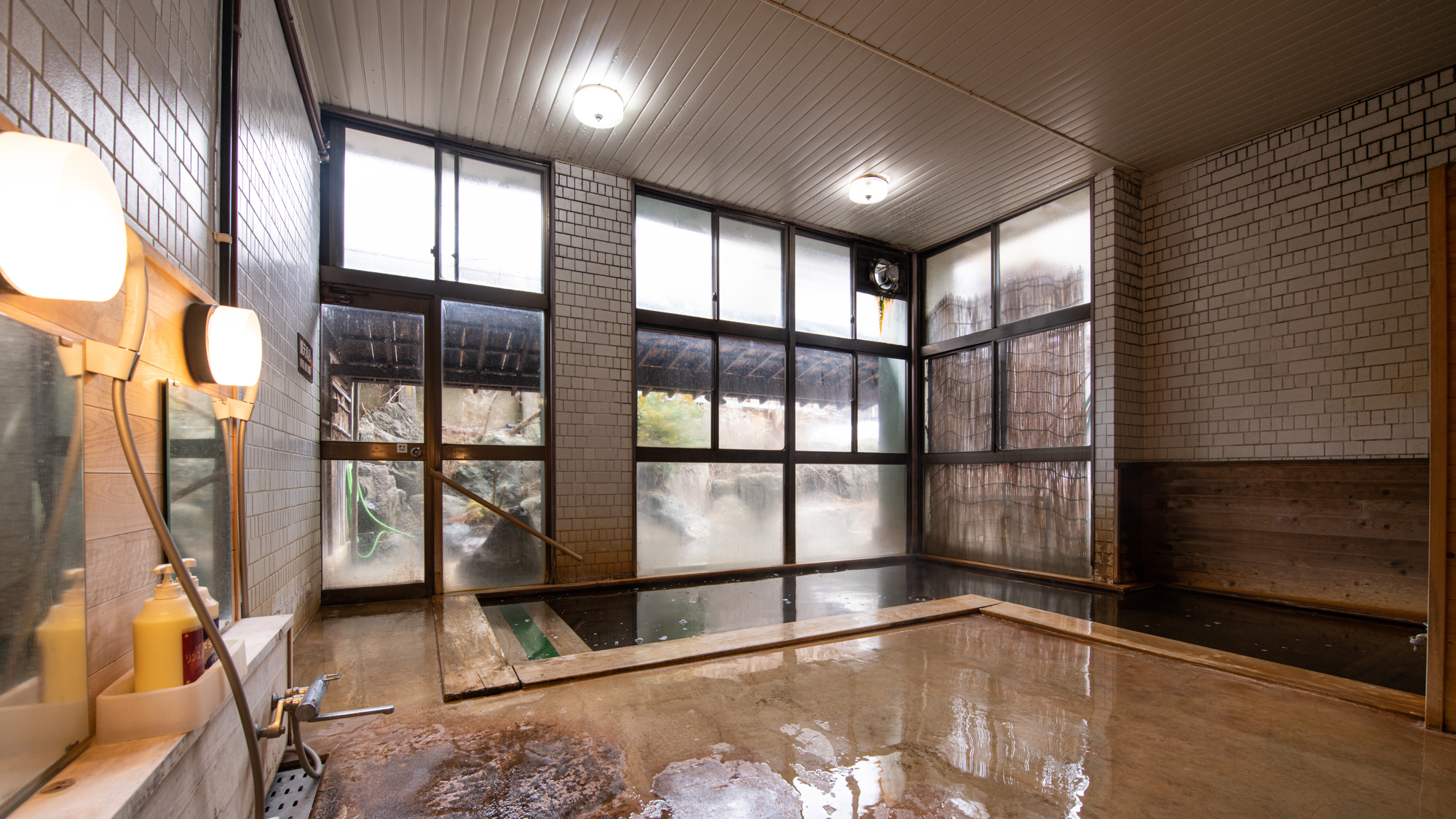 *【本館大浴場/内湯（女湯）】内湯の源泉はヌルっとした泉質です。温度は高くありません。