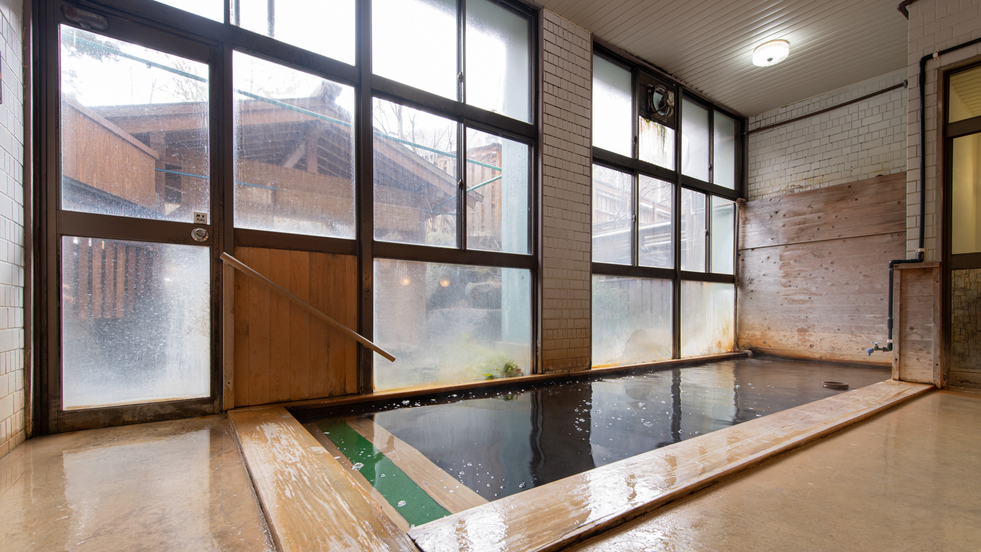 *【本館大浴場/内湯（男湯）】内湯の源泉はヌルっとした泉質です。温度は高くありません。（源泉かけ流）