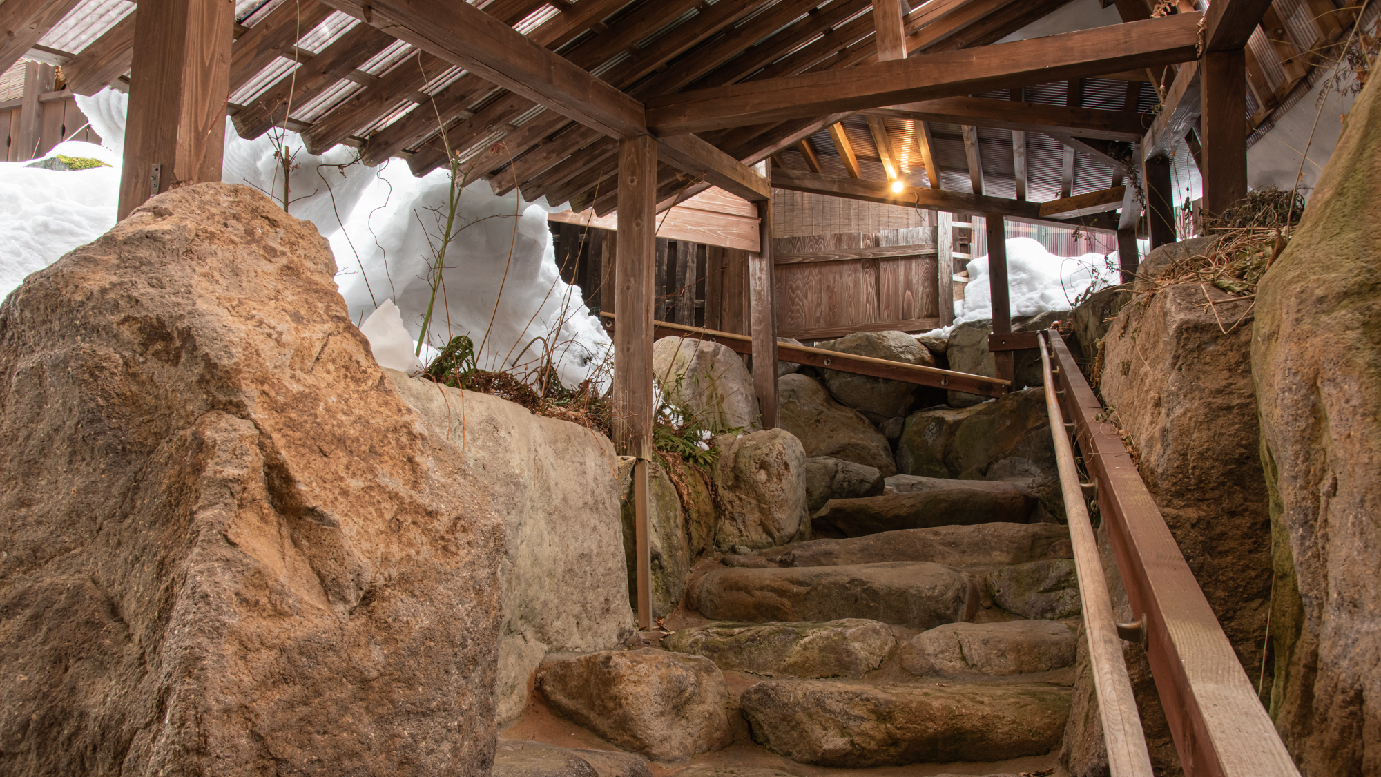 *【別館/貸切風呂大露天風呂】貸切露天風呂へつづく通路。