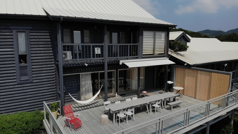 【テラス棟】淡路島の海を一望〜プロ仕様キッチン×テラス×暖炉付きの300平米の1棟を一番贅沢に貸切