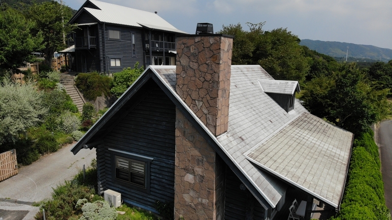 【コテージ棟】煙突が可愛い離れコテージで気軽に過ごす〜デッキ×暖炉付きの120平米の2階建て