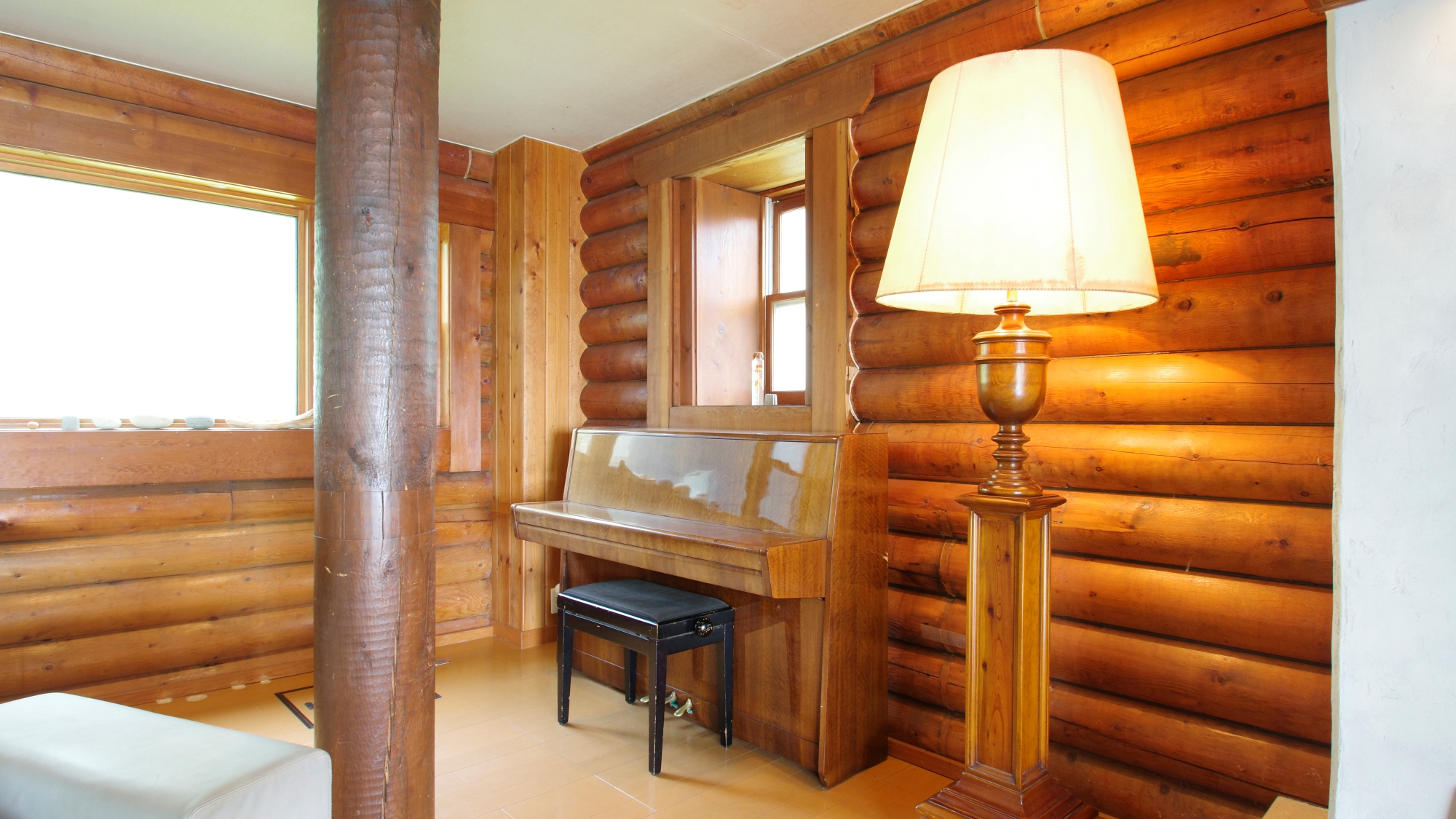 *【部屋】テラス棟のロビー内にあるピアノ