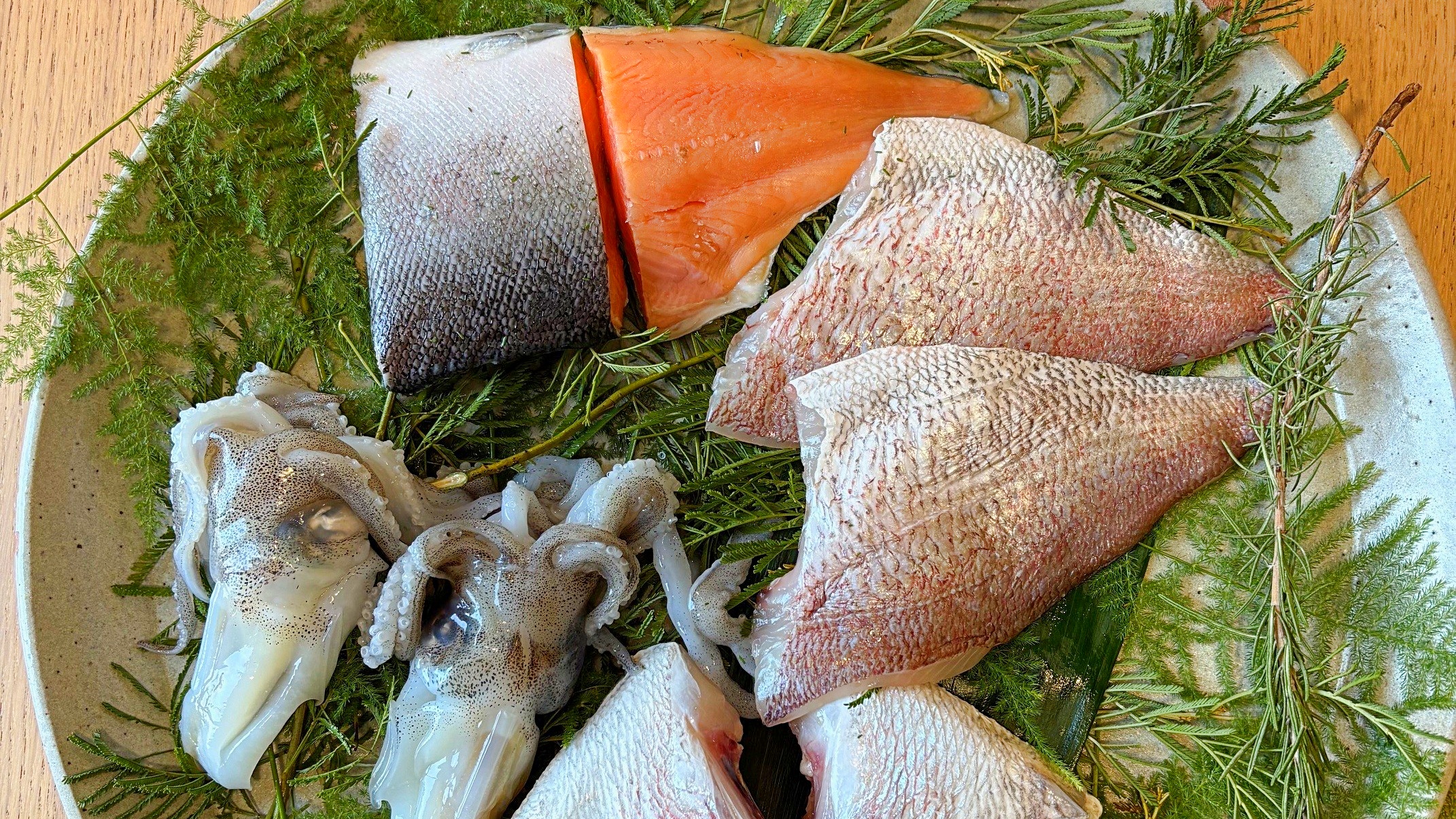 *【食材】由良の漁港で採れた季節の新鮮魚介のセット /1パック（3〜4人前）