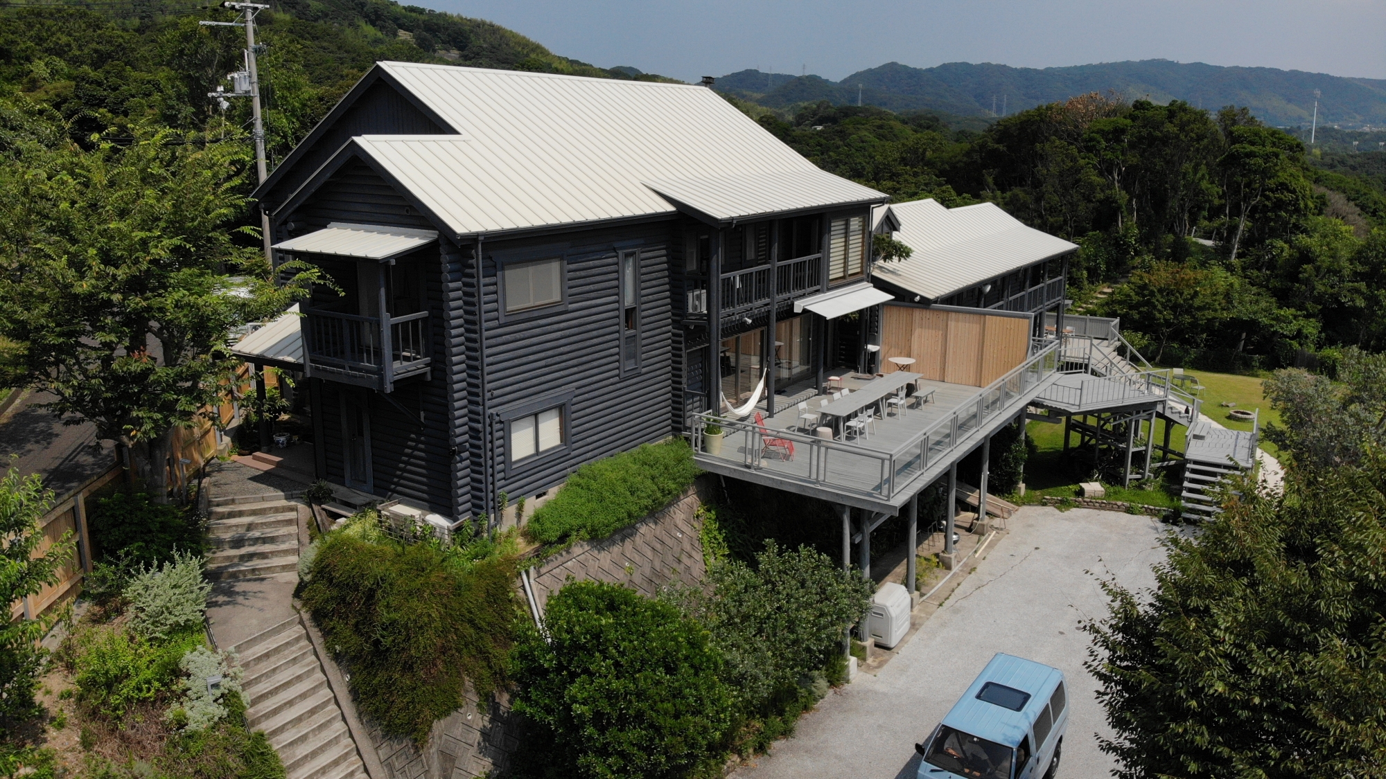 テラス棟の外観写真。大きく張り出したデッキから大阪湾が一望出来ます。